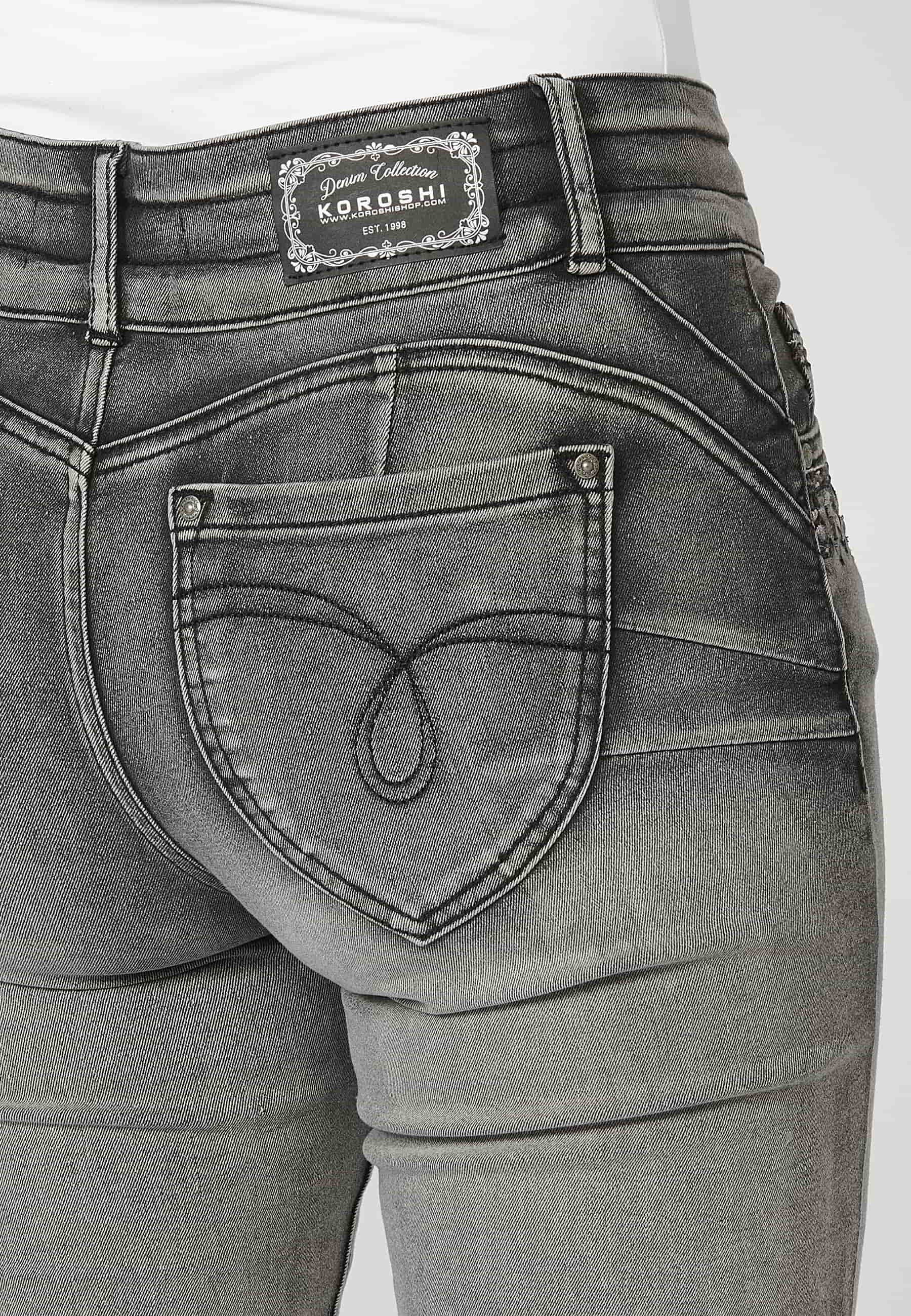 Pantalons llargs denim acampanats amb detalls brodats a les butxaques color Denim Gris per a Dona