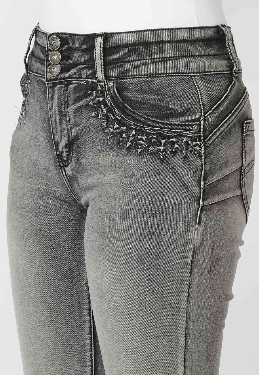 Pantalons llargs denim acampanats amb detalls brodats a les butxaques color Denim Gris per a Dona 8