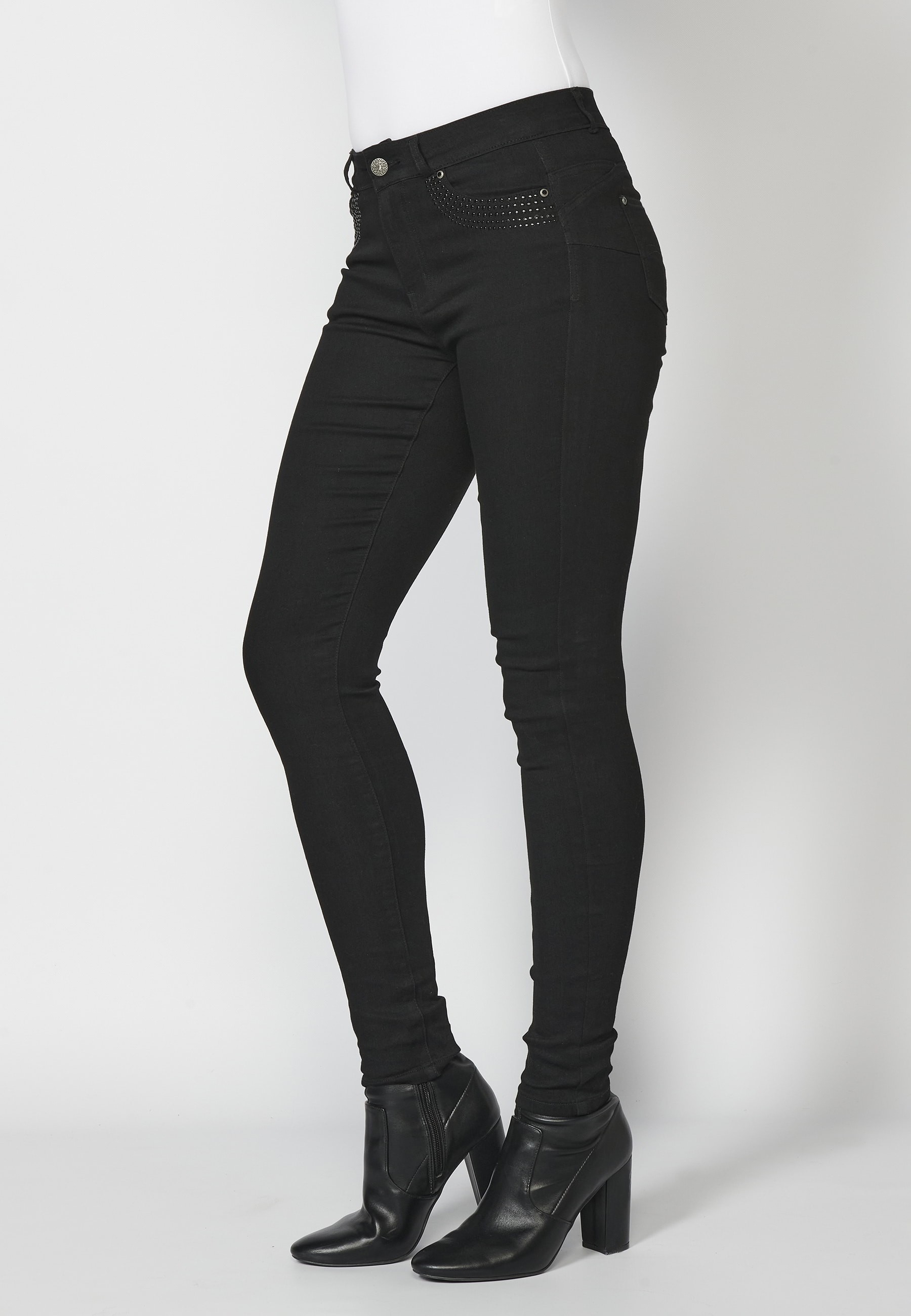 Pantalon long en jean slim avec détails de clous sur les poches de couleur Noir pour Femme