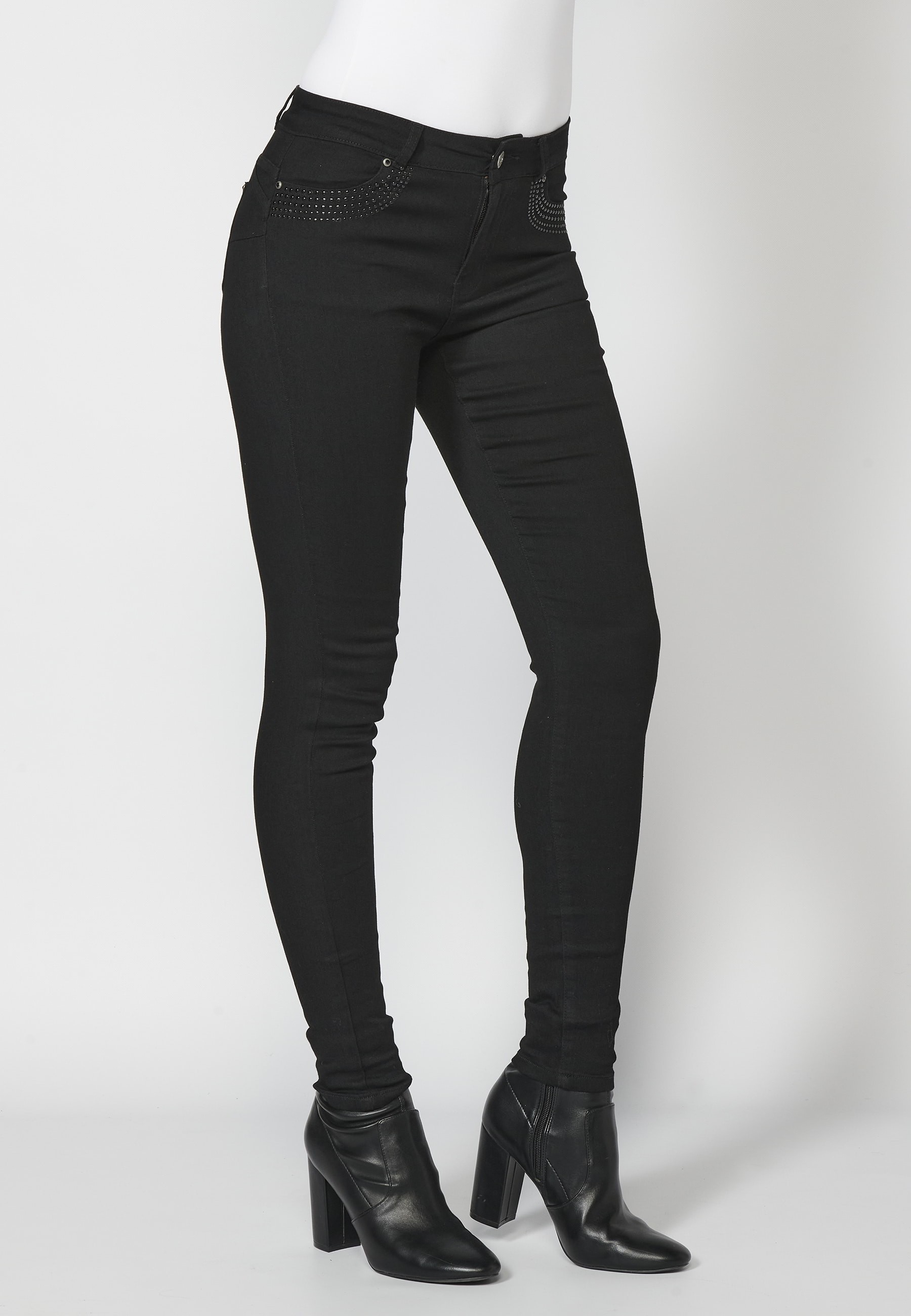 Lange, schmal geschnittene Jeanshose mit Nietendetails an den Taschen in der Farbe Schwarz für Damen