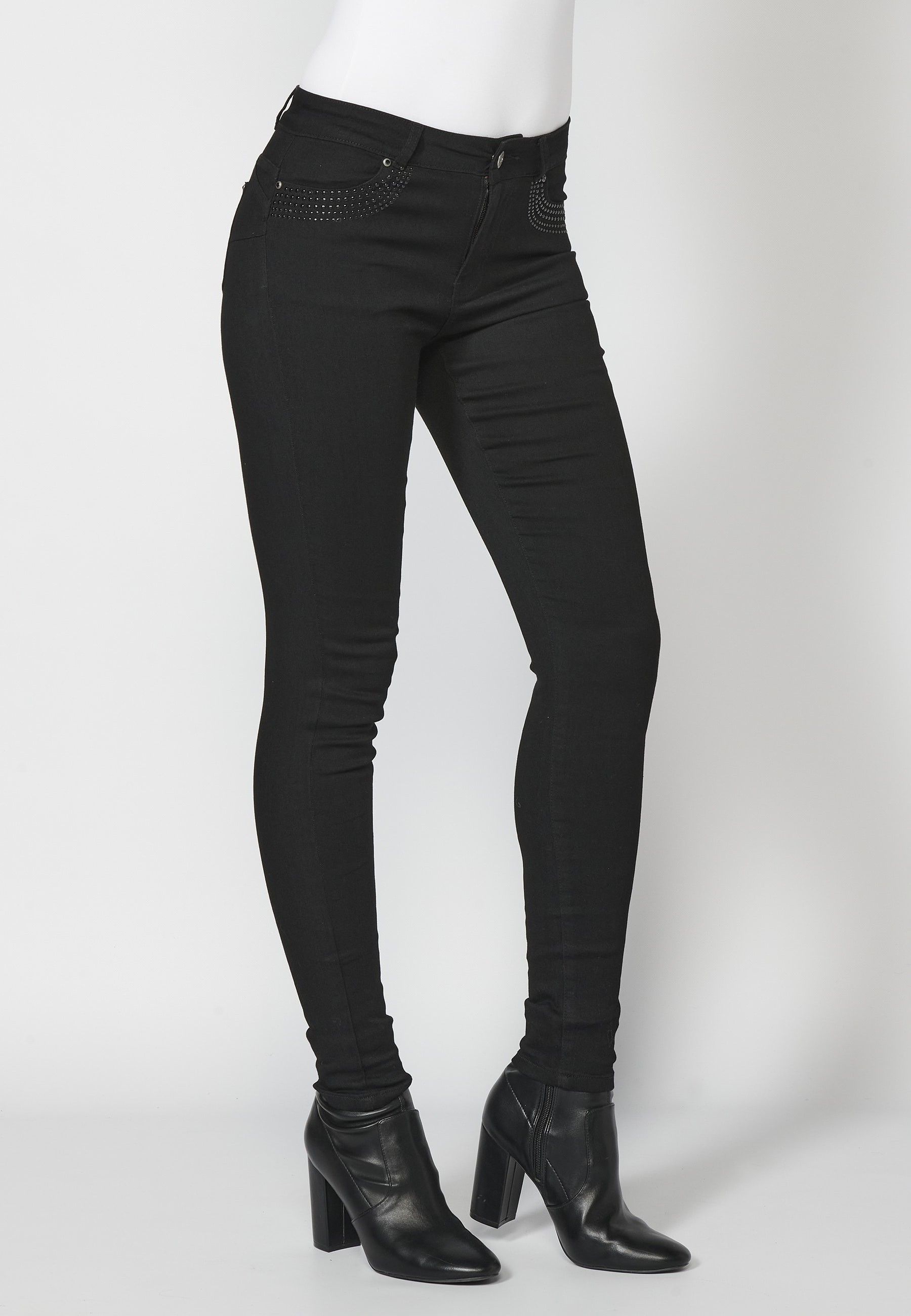 Pantalon long en jean slim avec détails de clous sur les poches de couleur Noir pour Femme