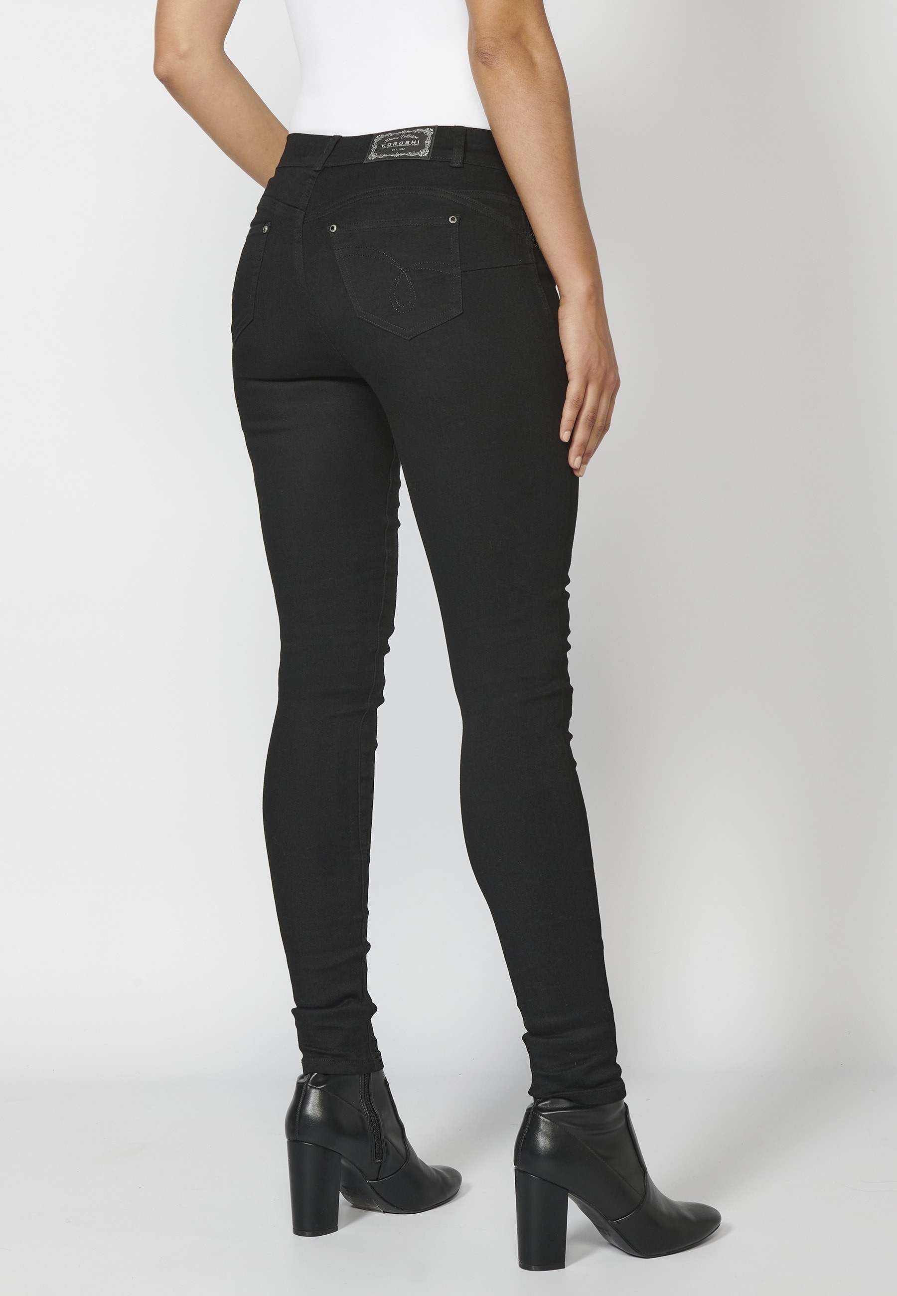 Pantalon long en jean slim avec détails de clous sur les poches de couleur Noir pour Femme