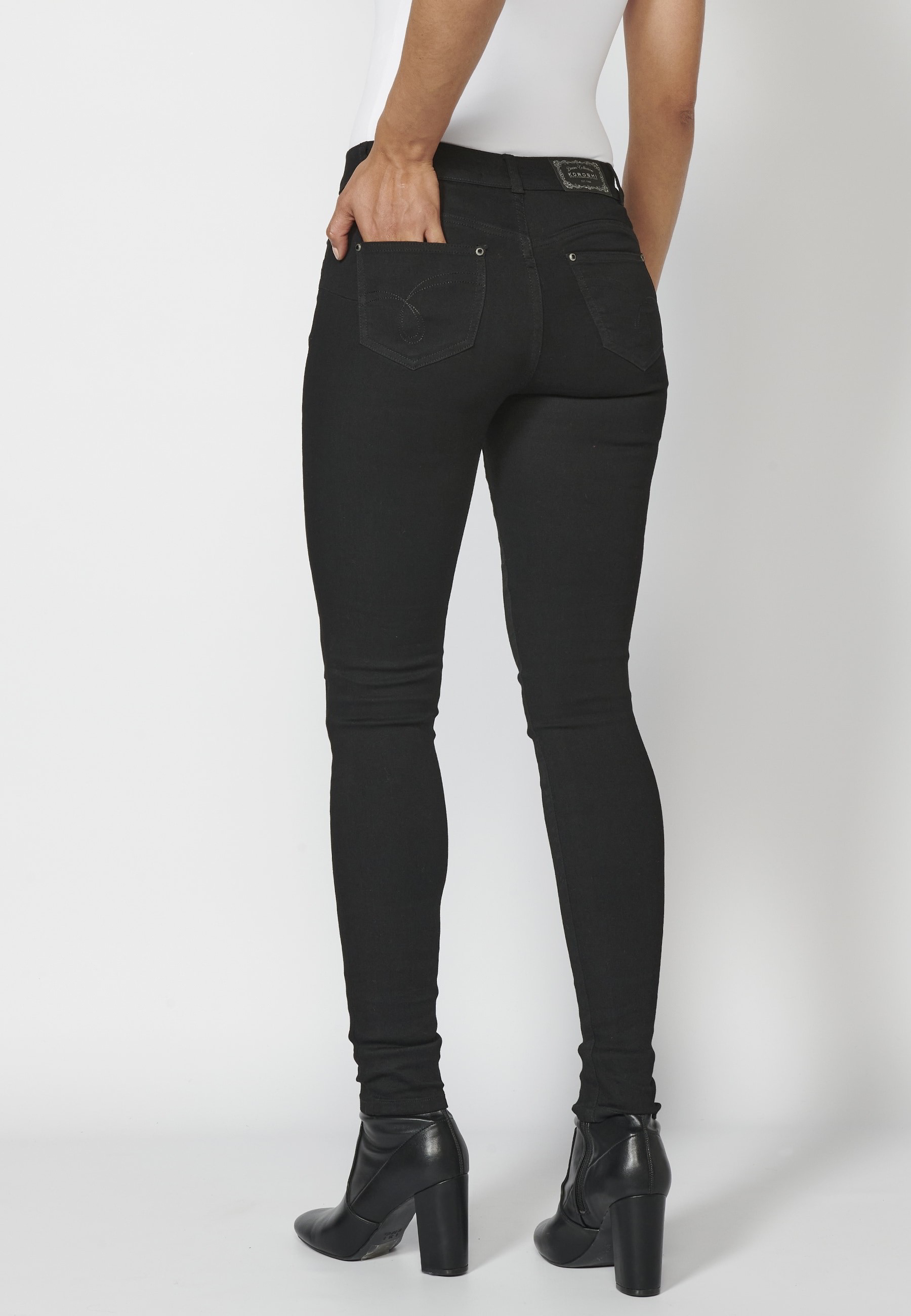 Pantalón largo jeans slim con detalles de tachuelas en bolsillos color Negro para Mujer