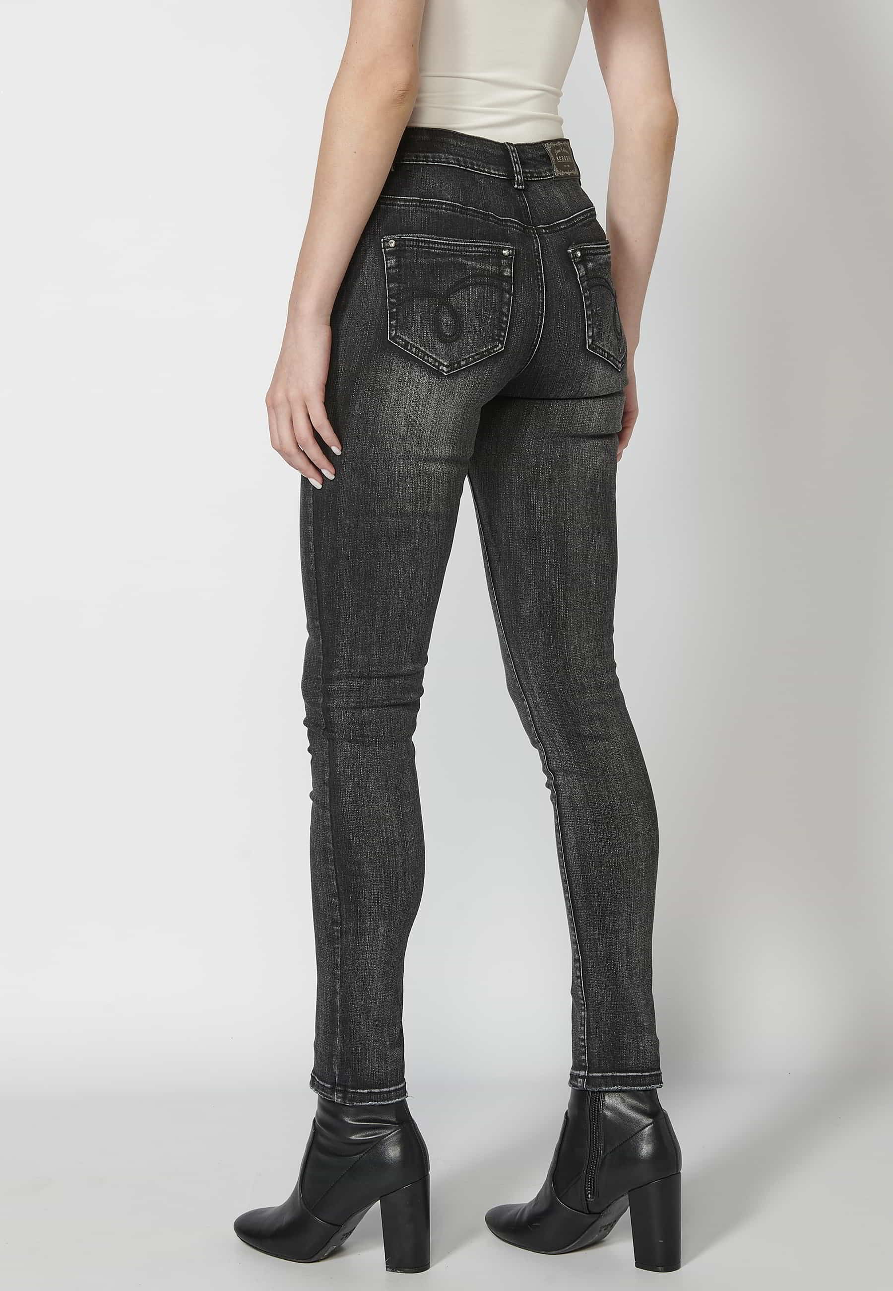 Pantalón largo Slim efecto gastado con detalle roto color negro para Mujer 5
