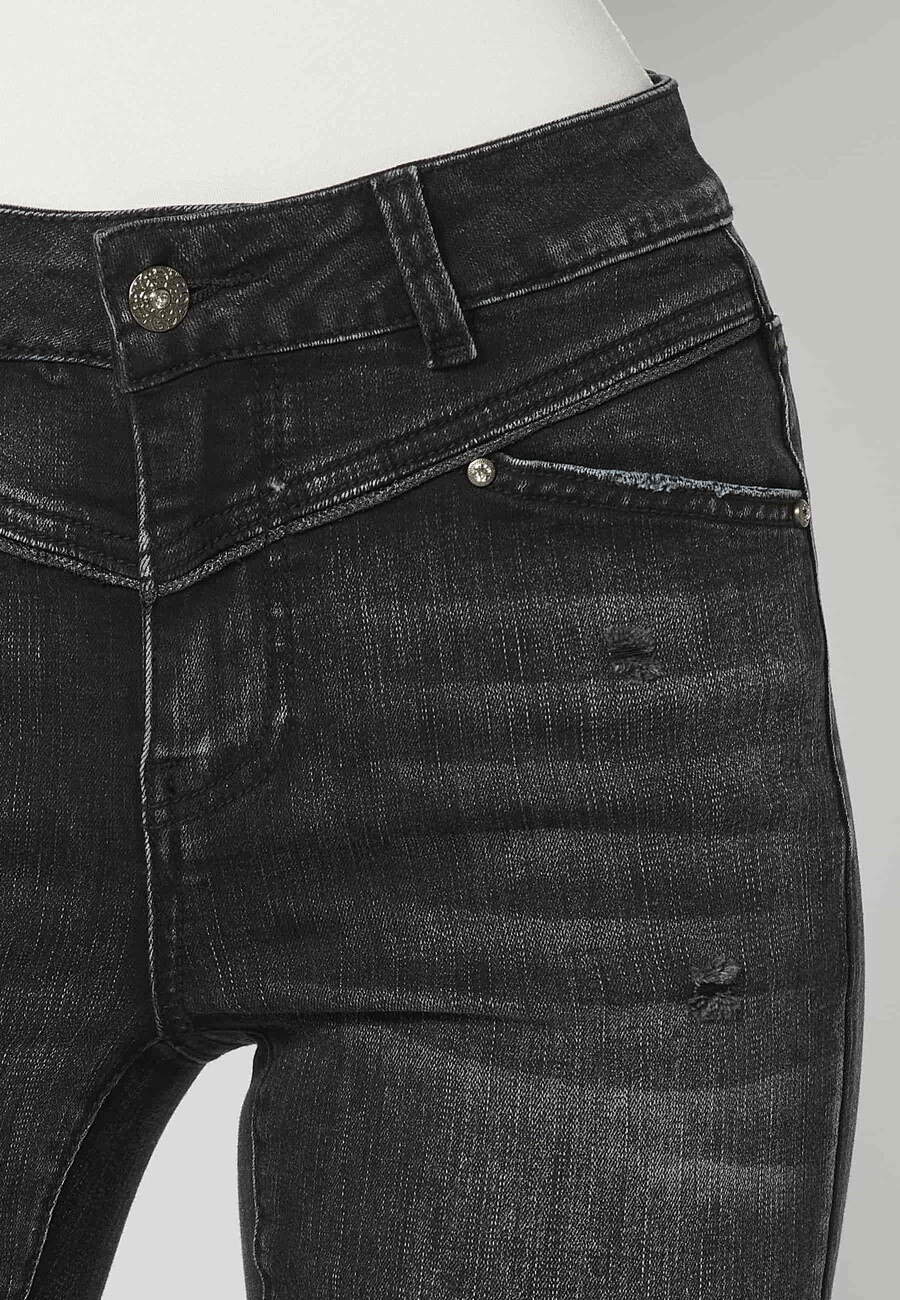 Pantalón largo slim efecto gastado con detalle roto color negro para mujer | Moda Actual 7