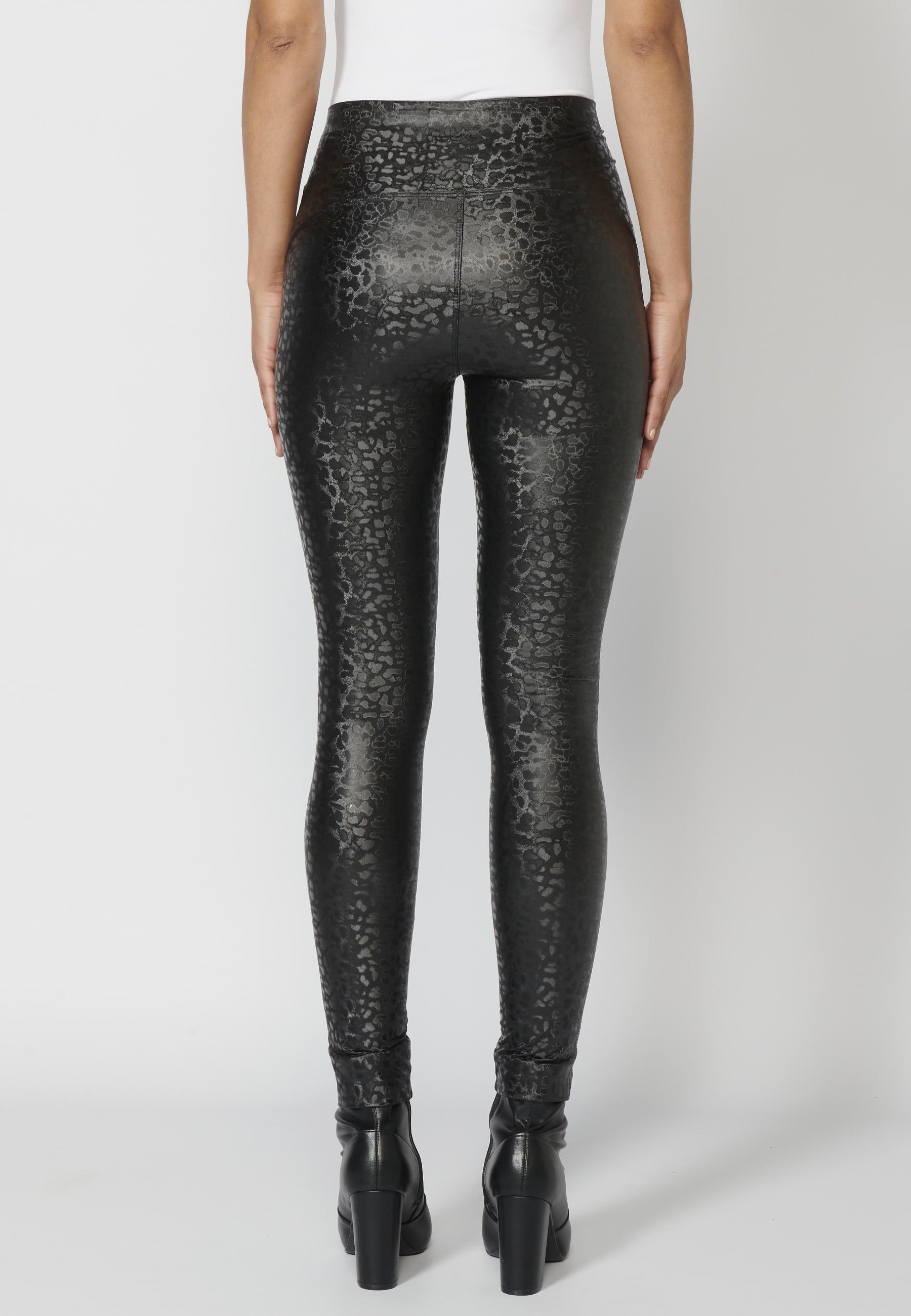 Pantalons llargs slim fit amb estampat animal print color Negre per a Dona