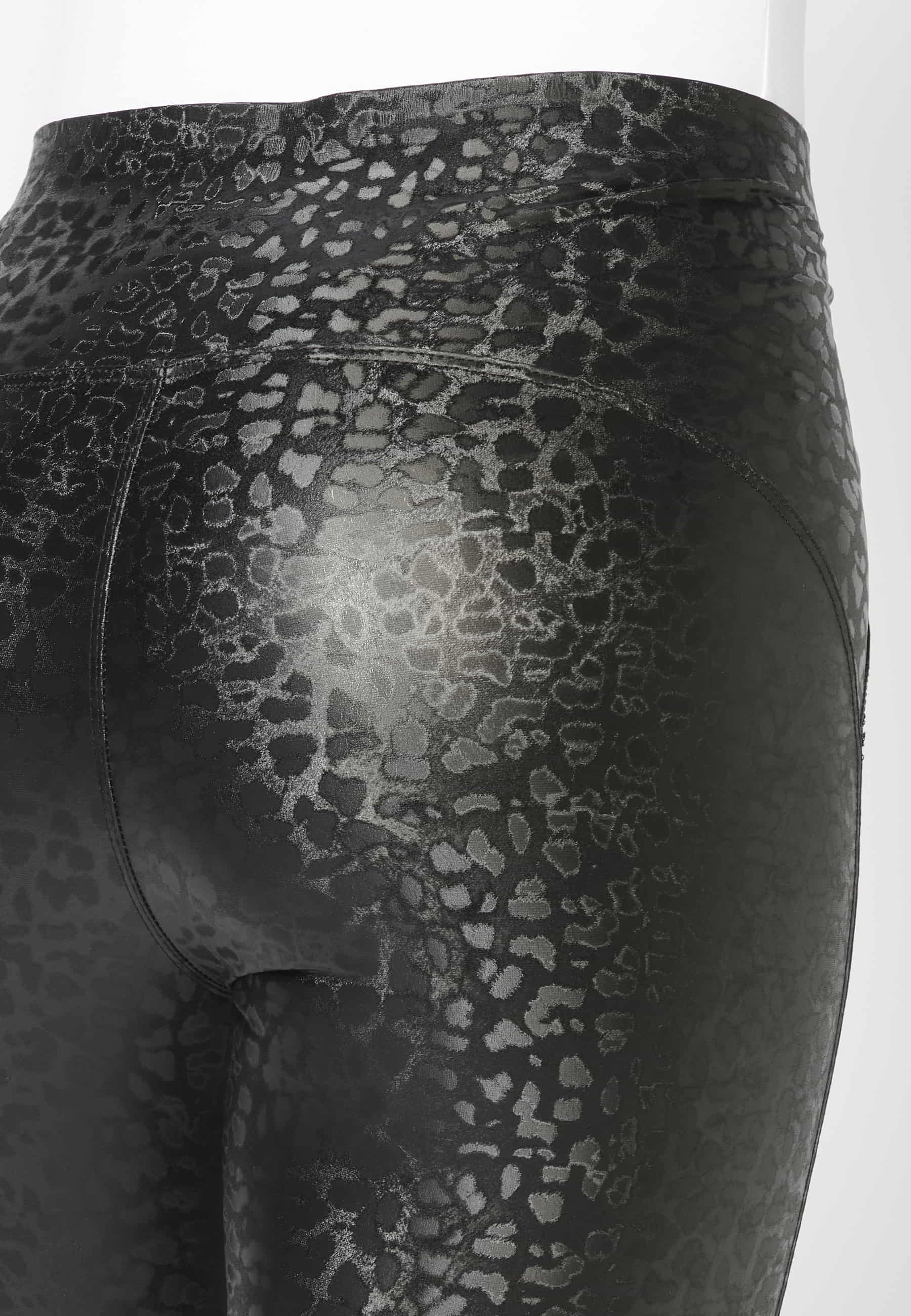 Pantalons llargs slim fit amb estampat animal print color Negre per a Dona