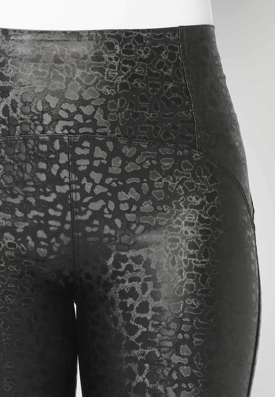 Pantalons llargs slim fit amb estampat animal print color Negre per a Dona 8