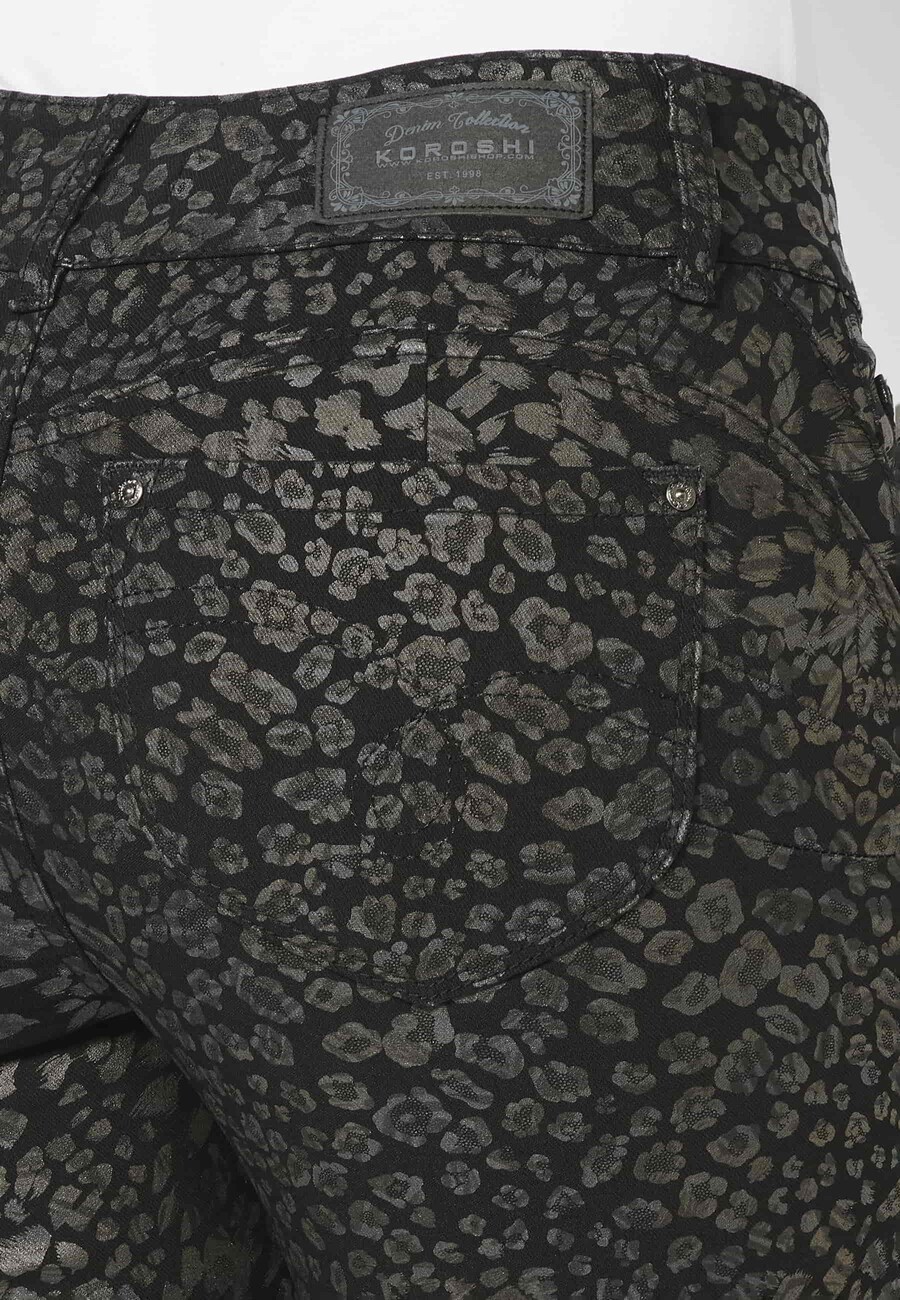 Pantalón largo slim fit estampado animal print color Negro para Mujer 8