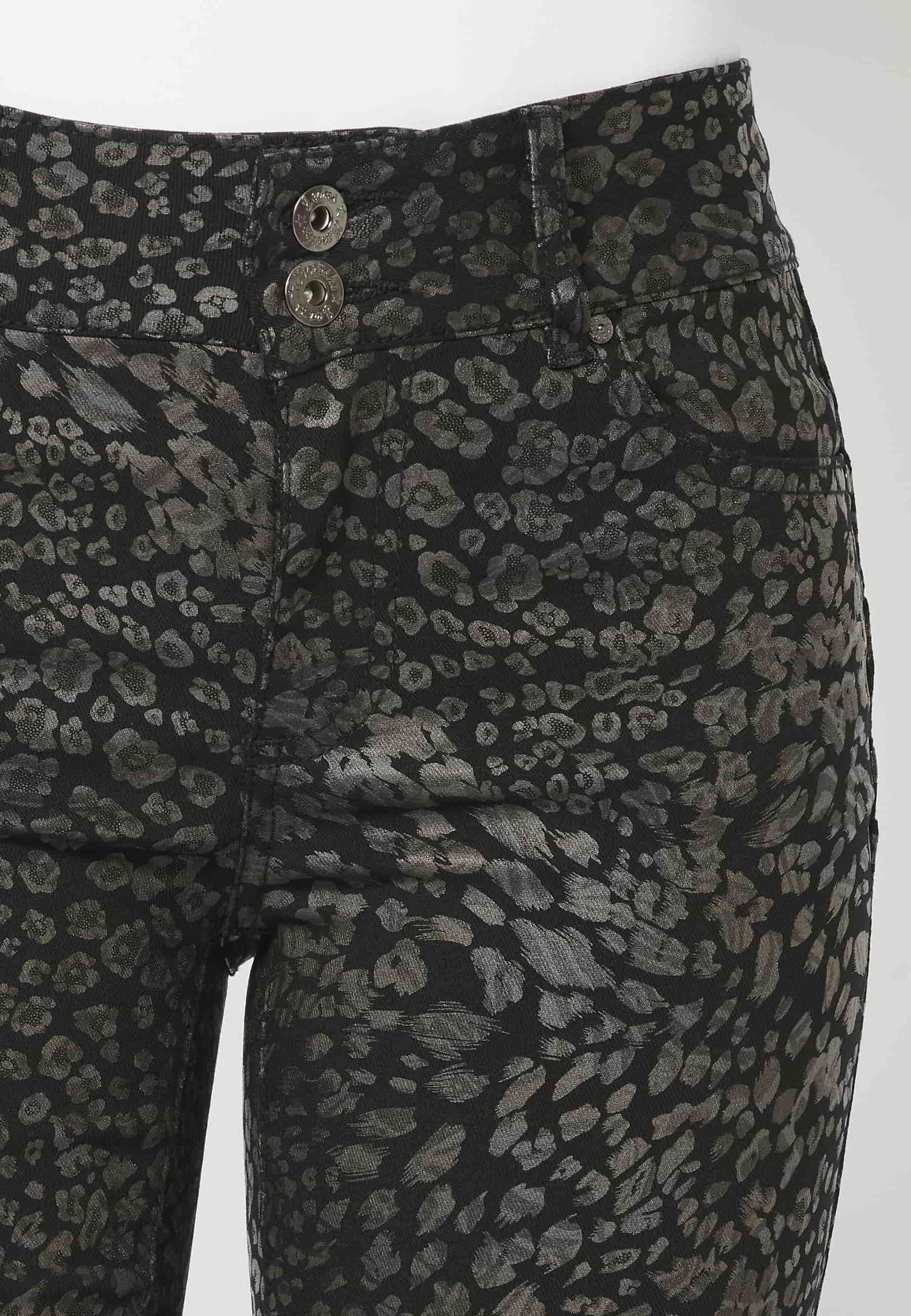 Pantalón largo slim fit estampado animal print color Negro para Mujer 5