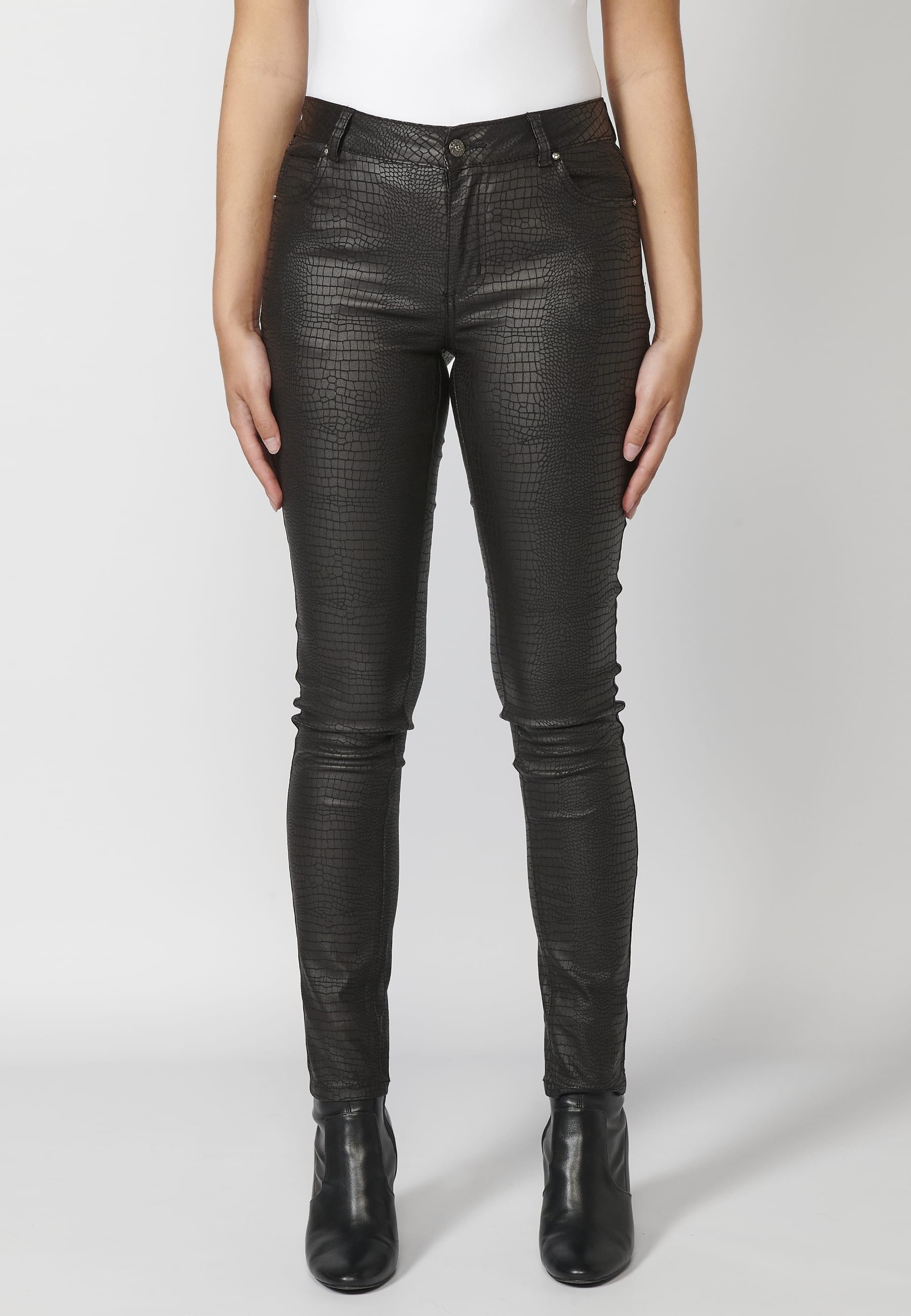 Pantalón largo slim fit con estampado animal print color negro para mujer | Moda Actual