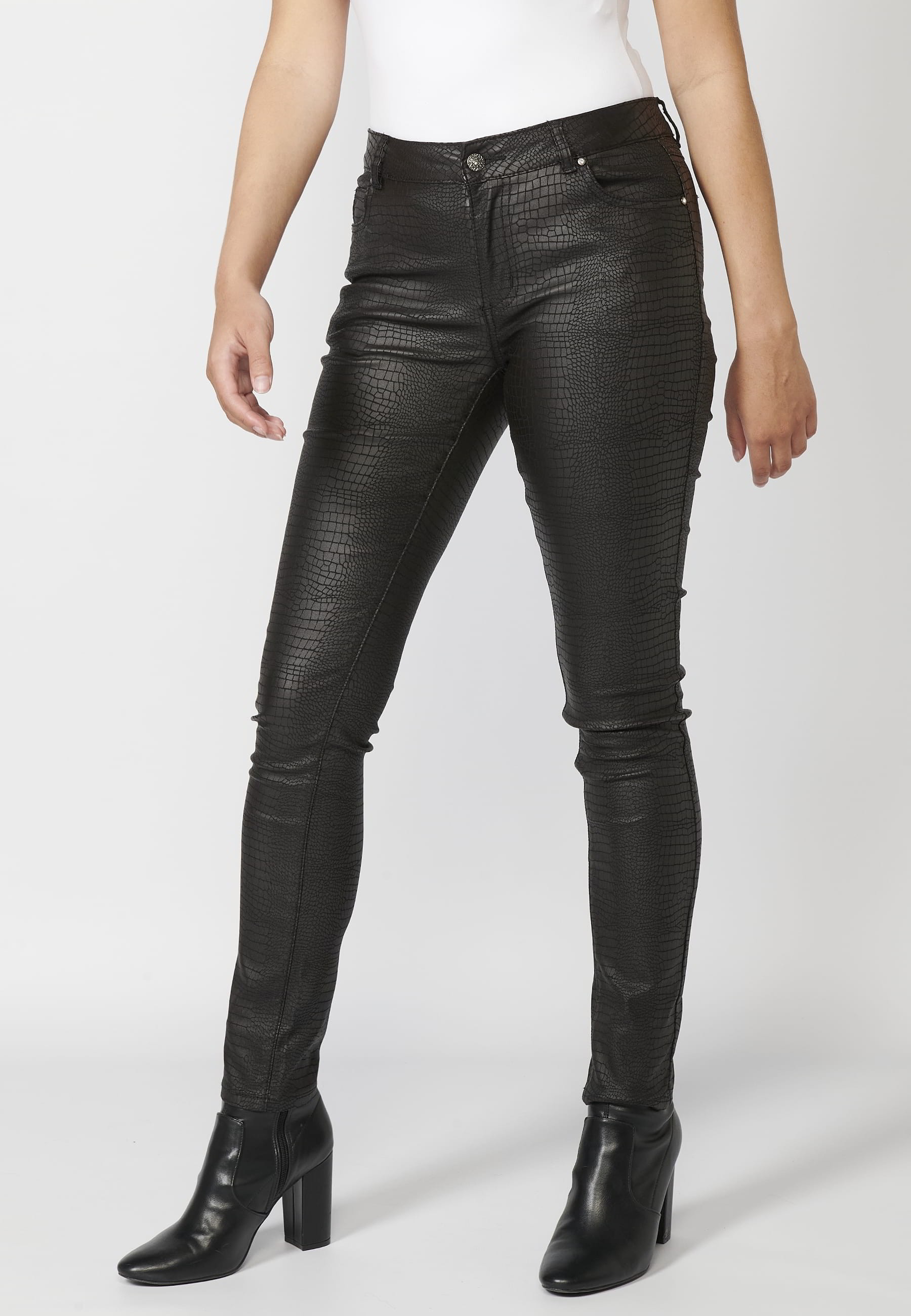 Pantalón largo slim fit con estampado animal print color negro para mujer | Moda Actual