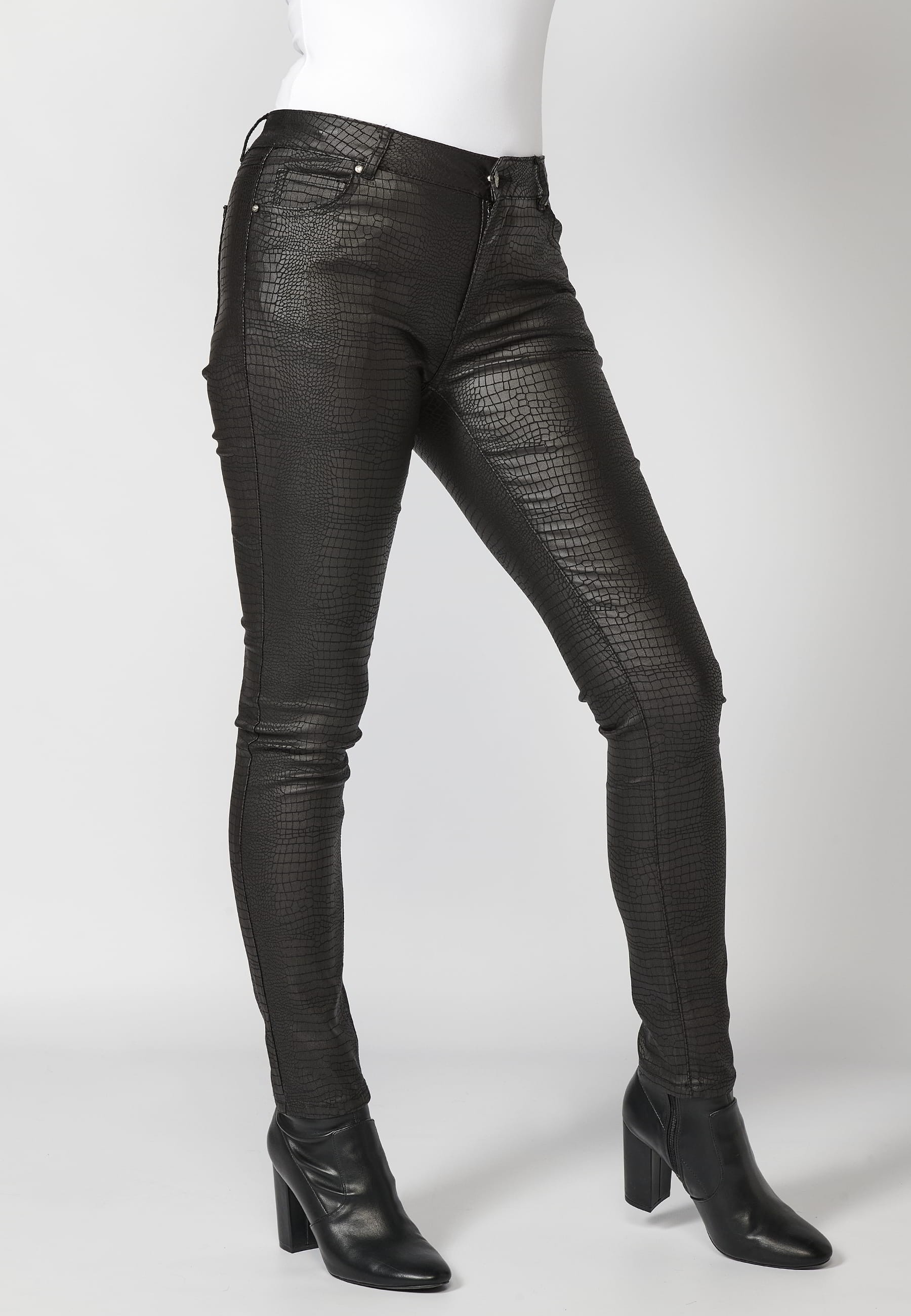 Pantalón largo slim fit con estampado animal print color negro para mujer | Moda Actual