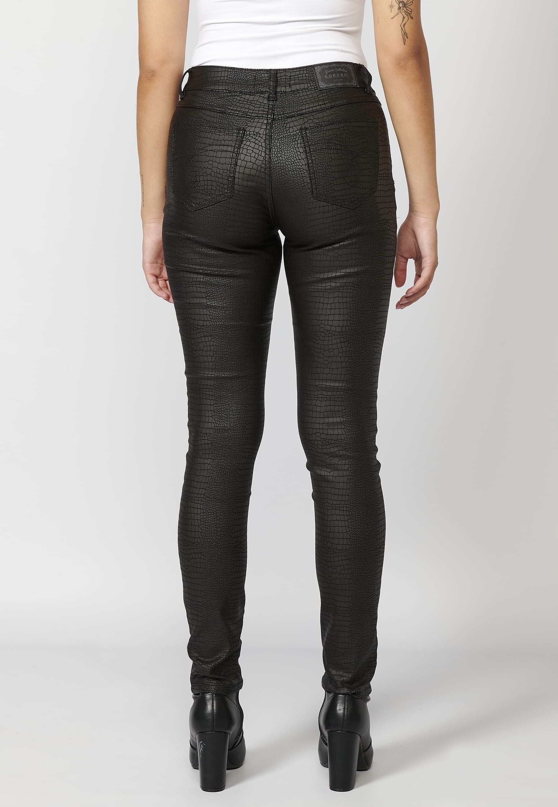 Pantalón largo slim fit con estampado animal print color negro para mujer | Moda Actual