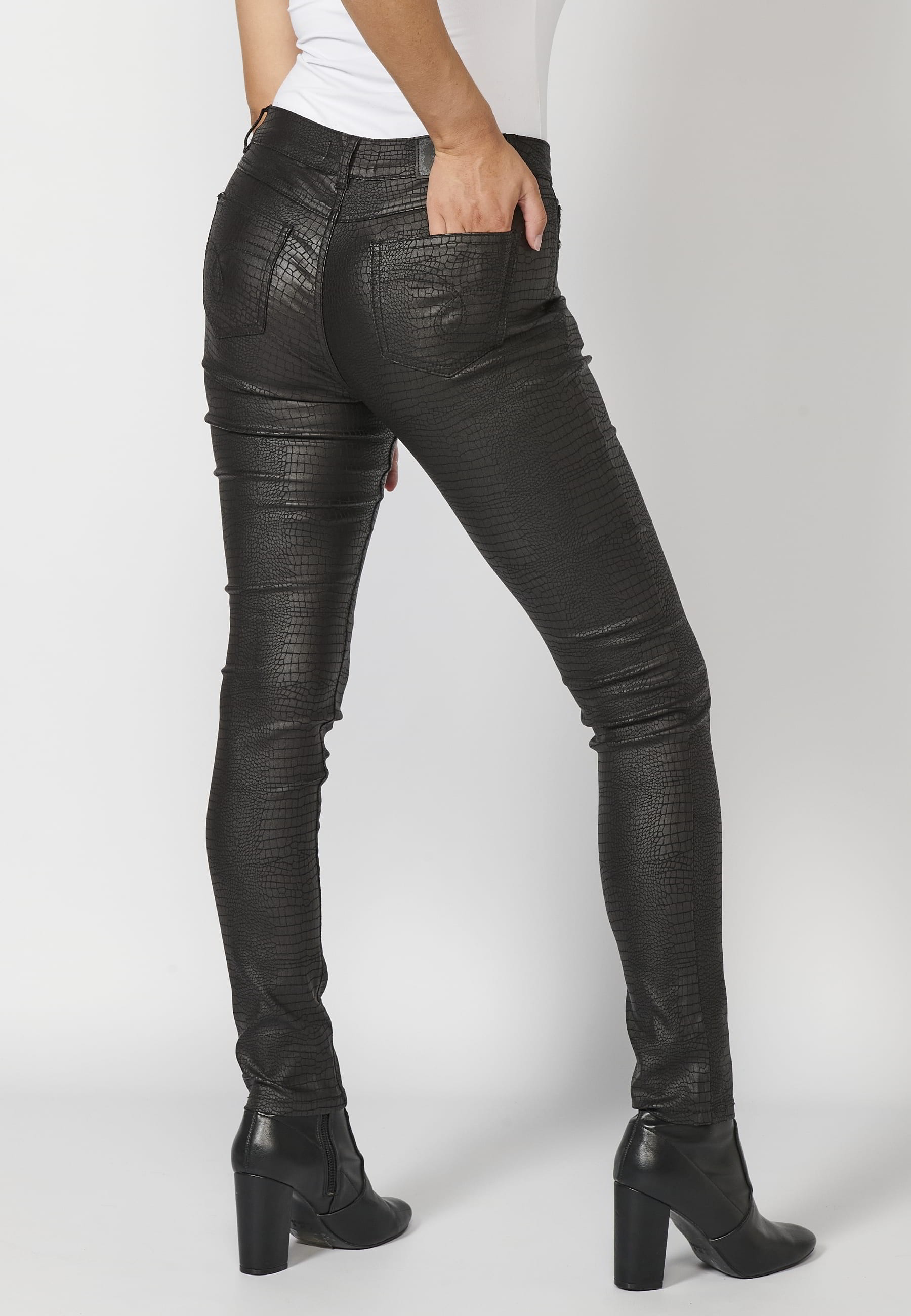 Pantalón largo slim fit con estampado animal print color negro para mujer | Moda Actual