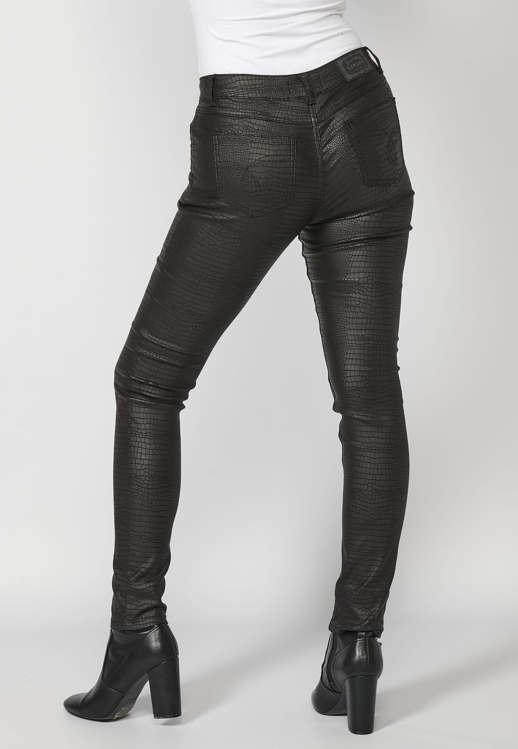 Pantalón largo slim fit con estampado animal print color negro para mujer | Moda Actual