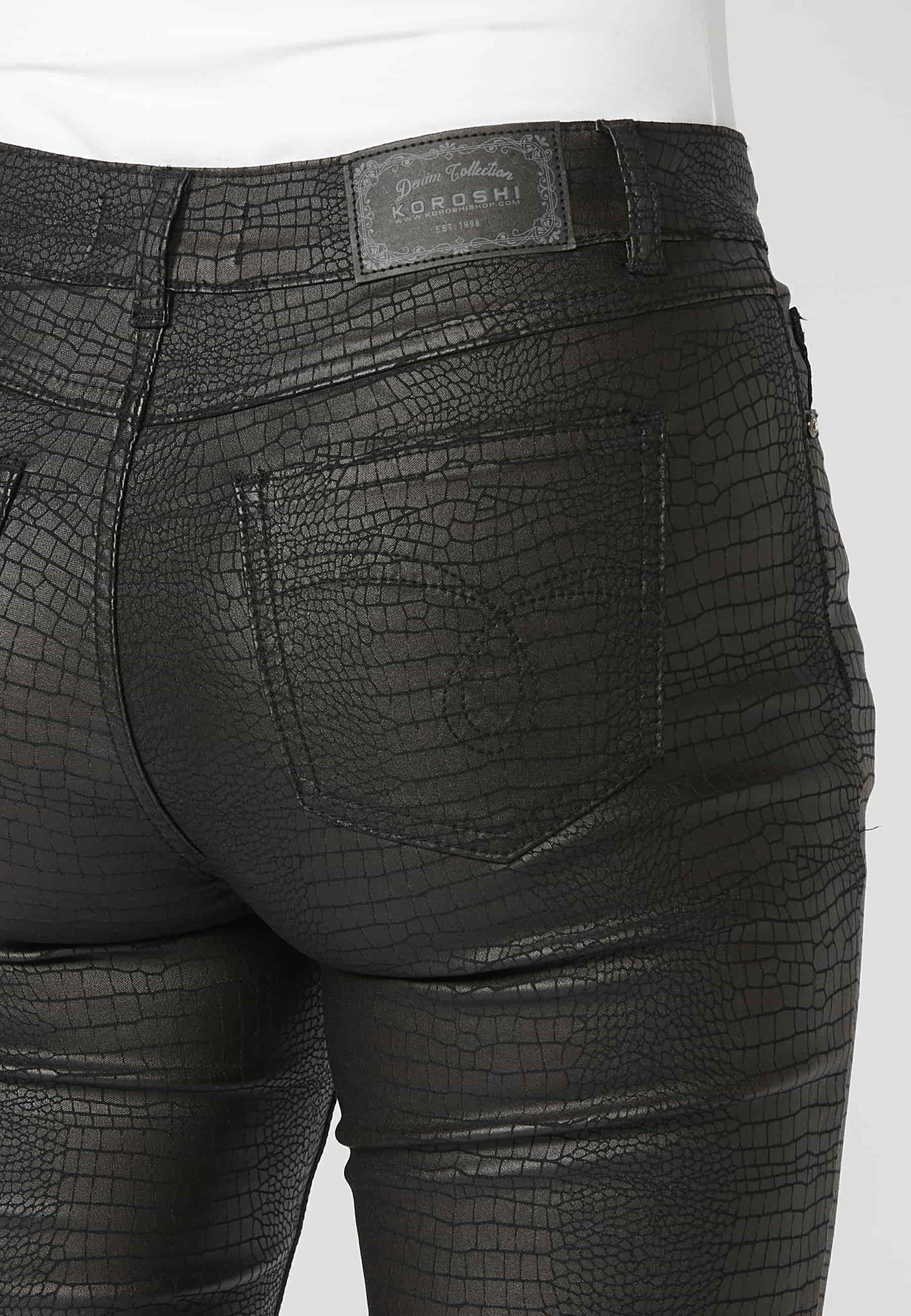 Pantalón largo slim fit con estampado animal print color negro para mujer | Moda Actual