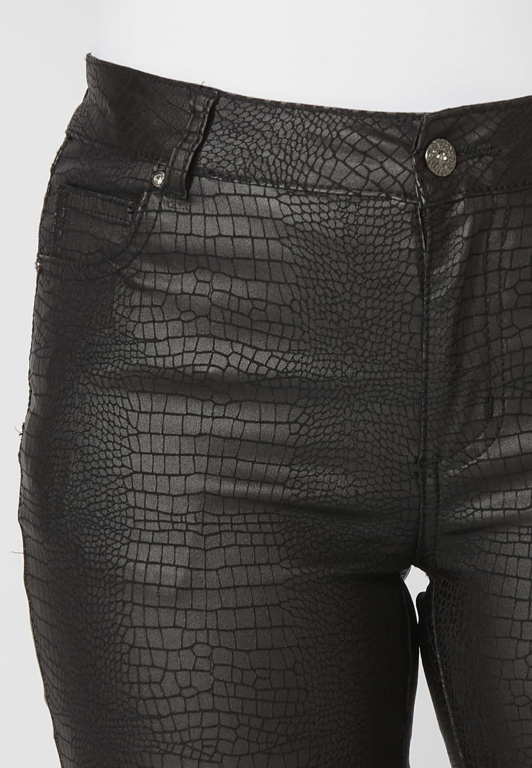 Pantalón largo slim fit con estampado animal print color negro para mujer | Moda Actual