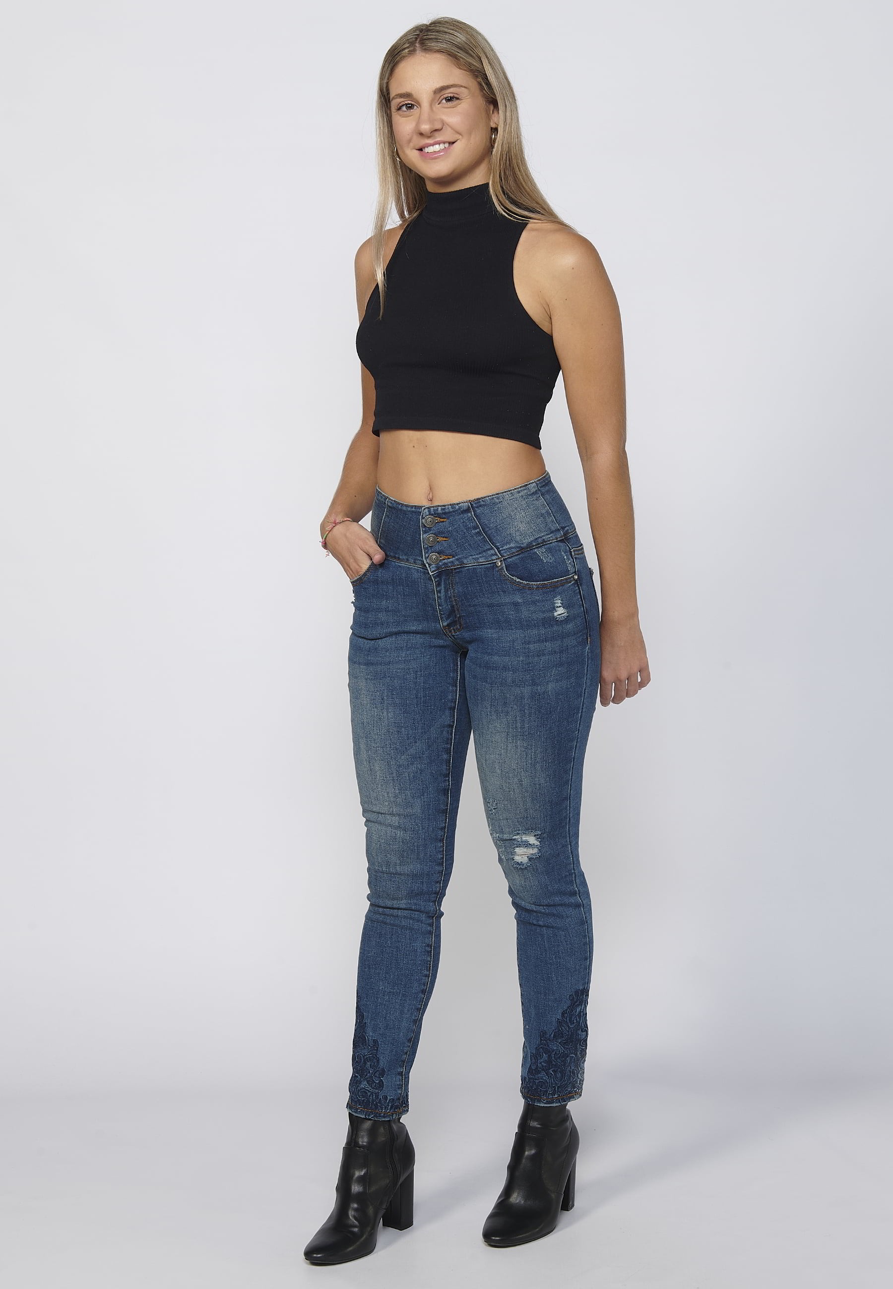 Pantalón largo denim slim fit con cintura fajín y detalles rotos color azul para mujer | Moda Actual