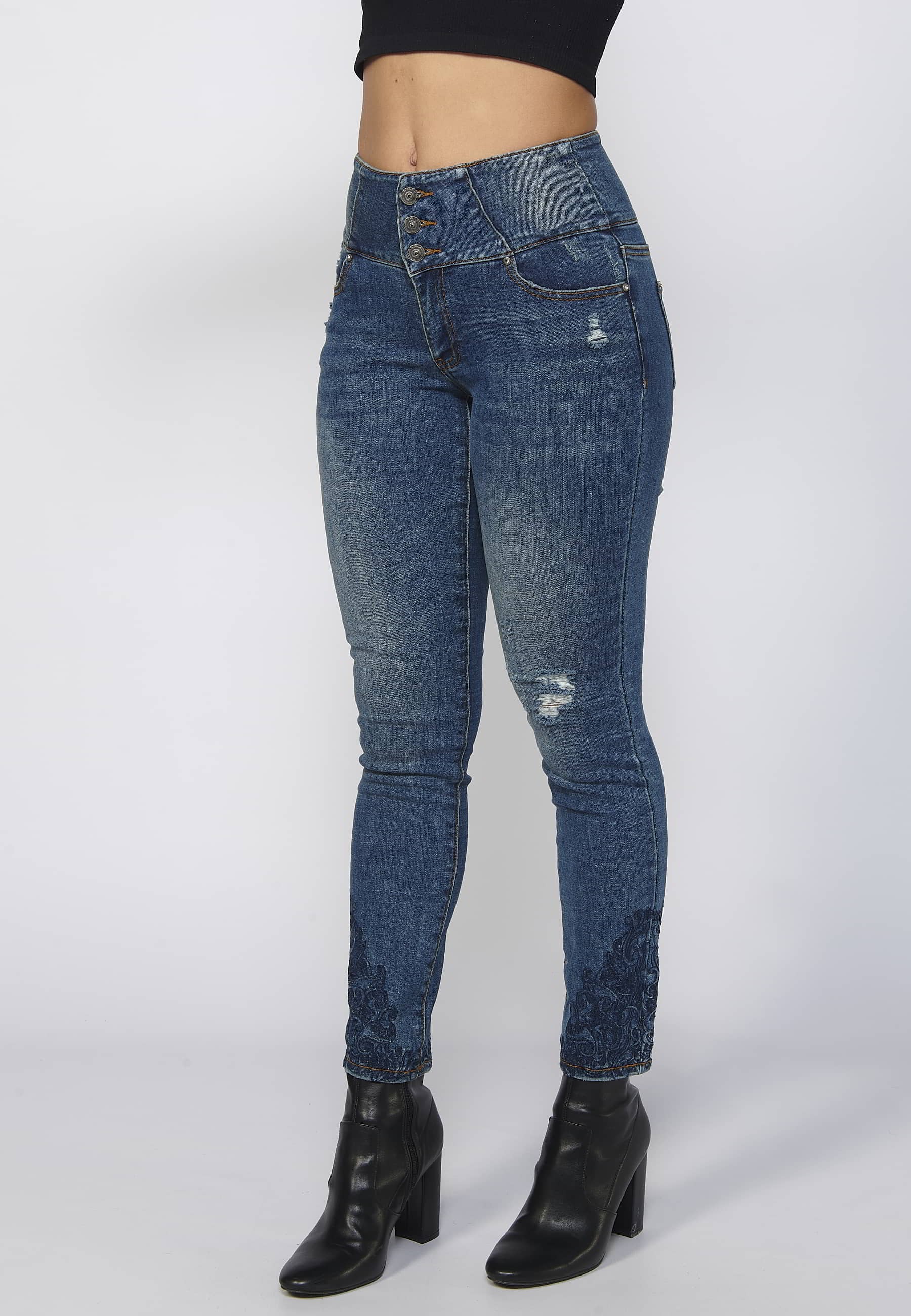Pantalón largo denim slim fit con cintura fajín y detalles rotos color azul para mujer | Moda Actual
