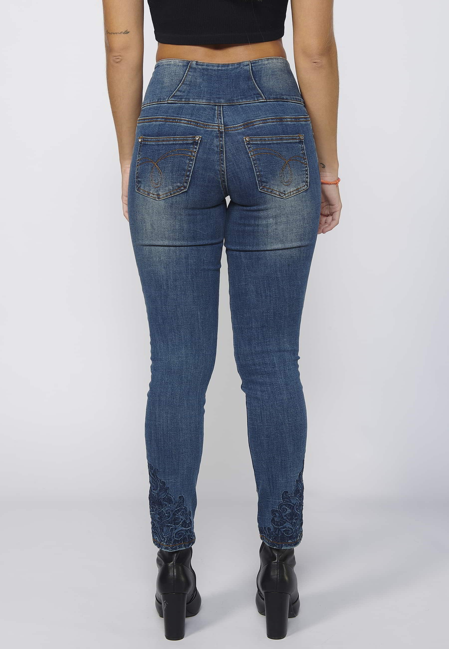 Pantalón largo denim slim fit con cintura fajín y detalles rotos color azul para mujer | Moda Actual