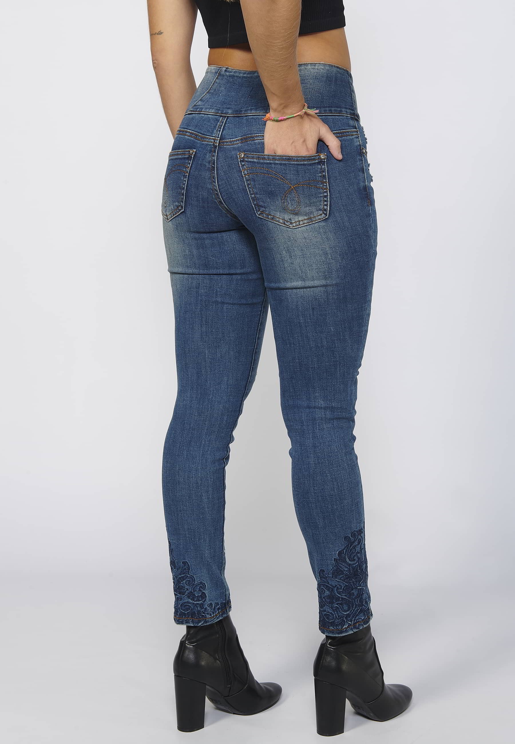 Pantalón largo denim slim fit con cintura fajín y detalles rotos color Azul para Mujer