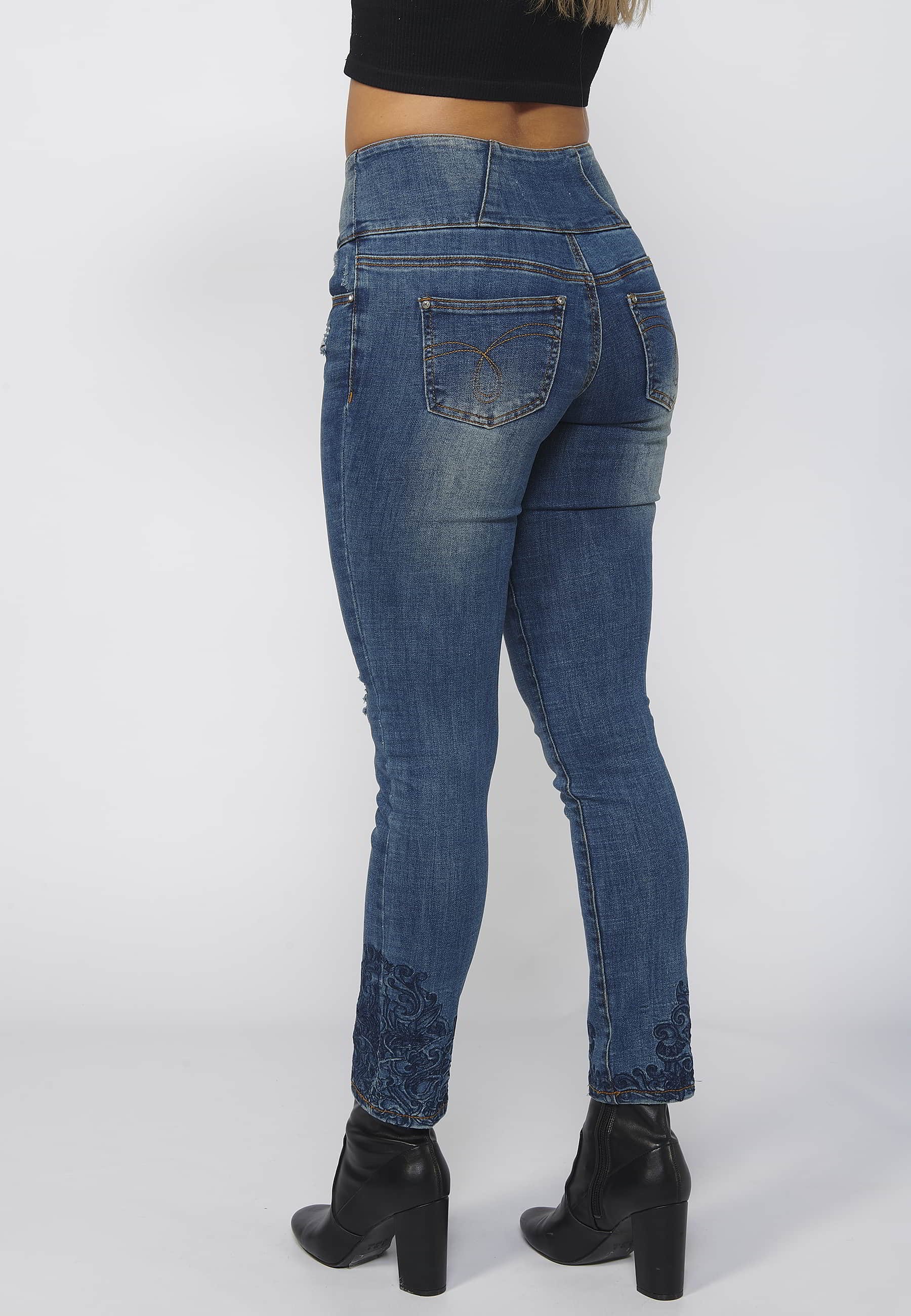 Pantalón largo denim slim fit con cintura fajín y detalles rotos color azul para mujer | Moda Actual