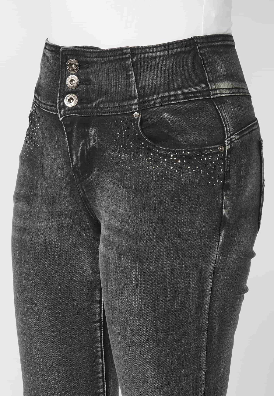 Pantalón largo straigth acampanado color denim negro para mujer | Moda Actual 8
