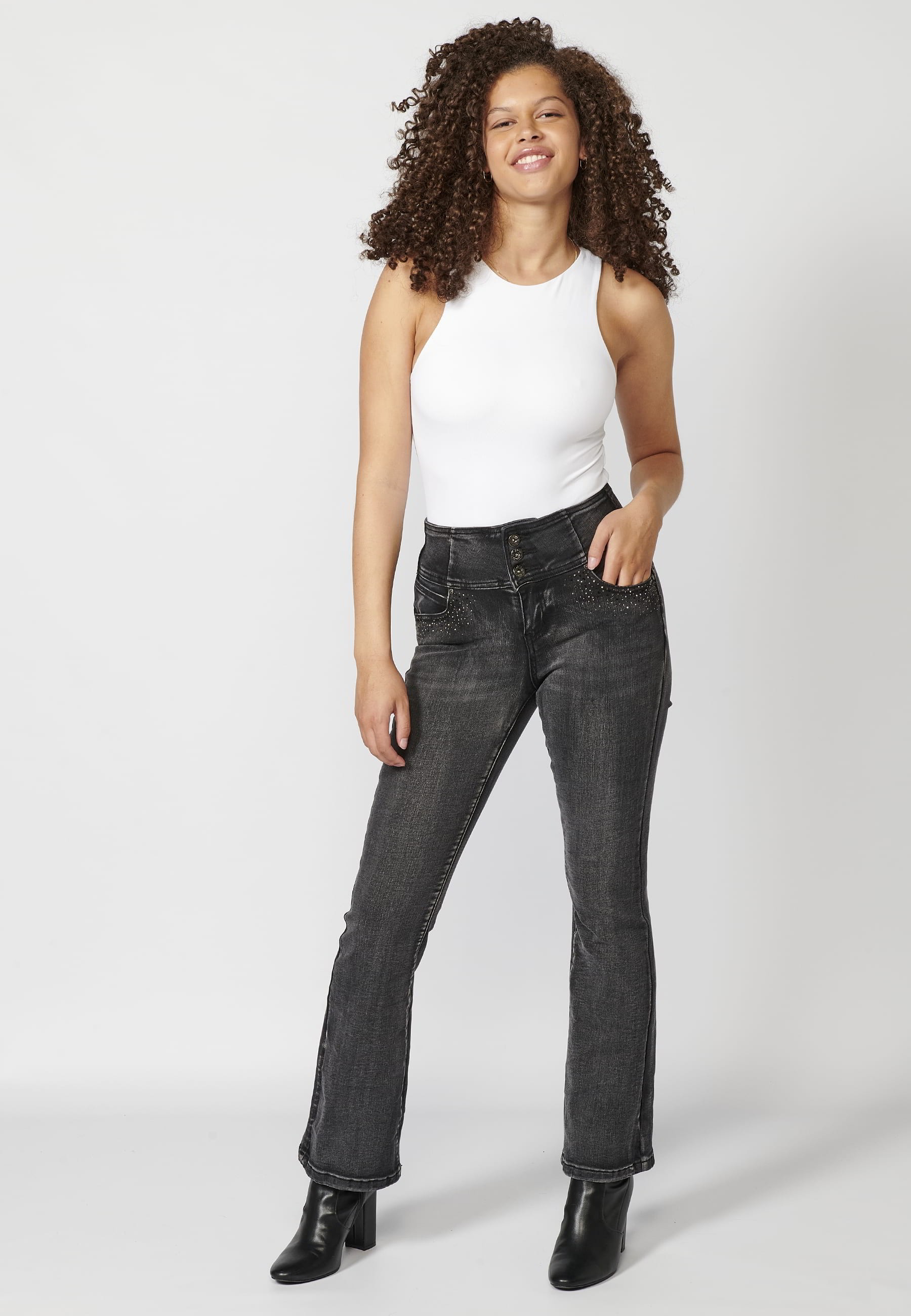 Pantalón largo straigth acampanado color denim negro para mujer | Moda Actual