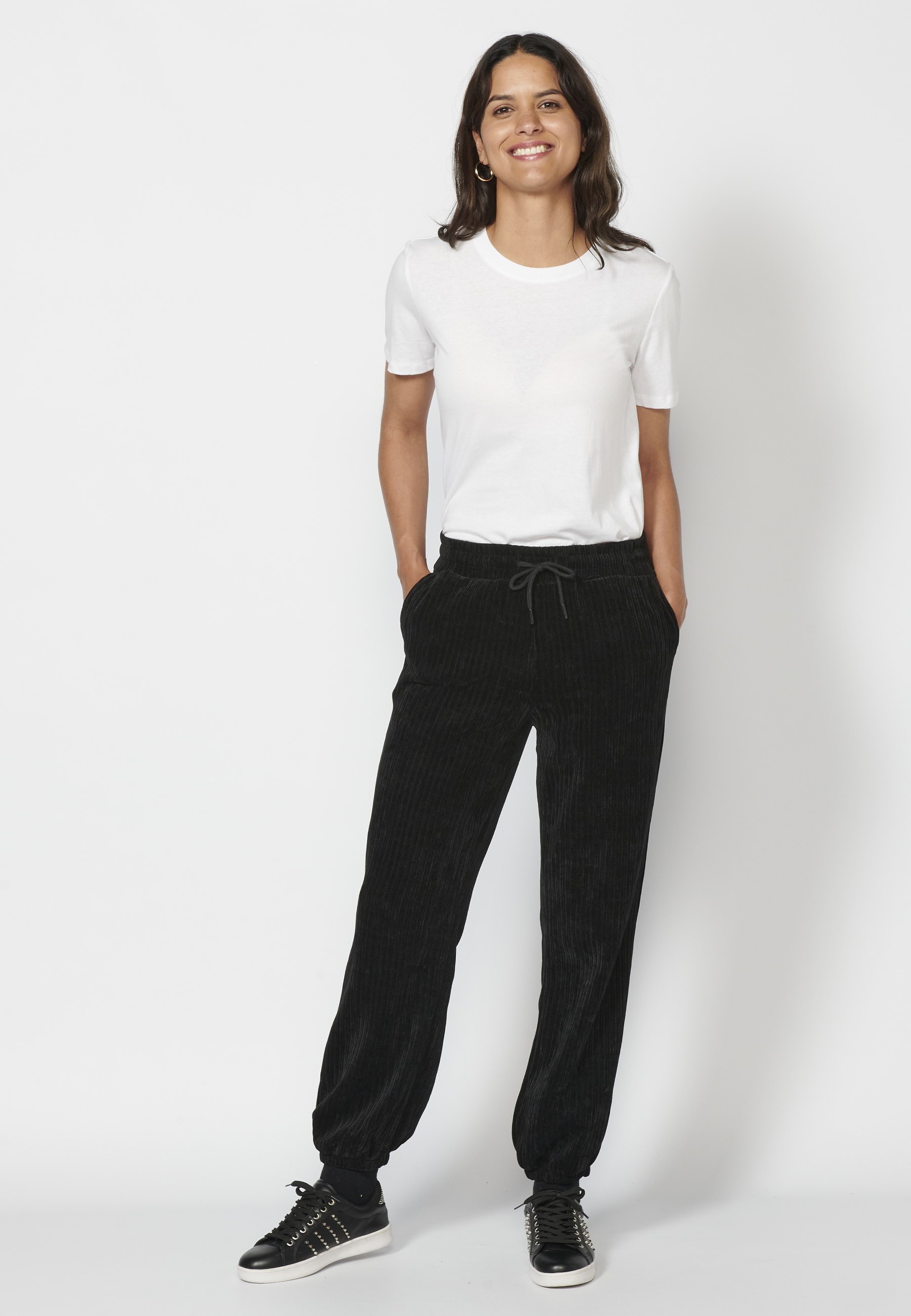 Pantalón largo straigth acabado en goma y ajustable en cintura con cordón color negro para mujer | Moda Actual