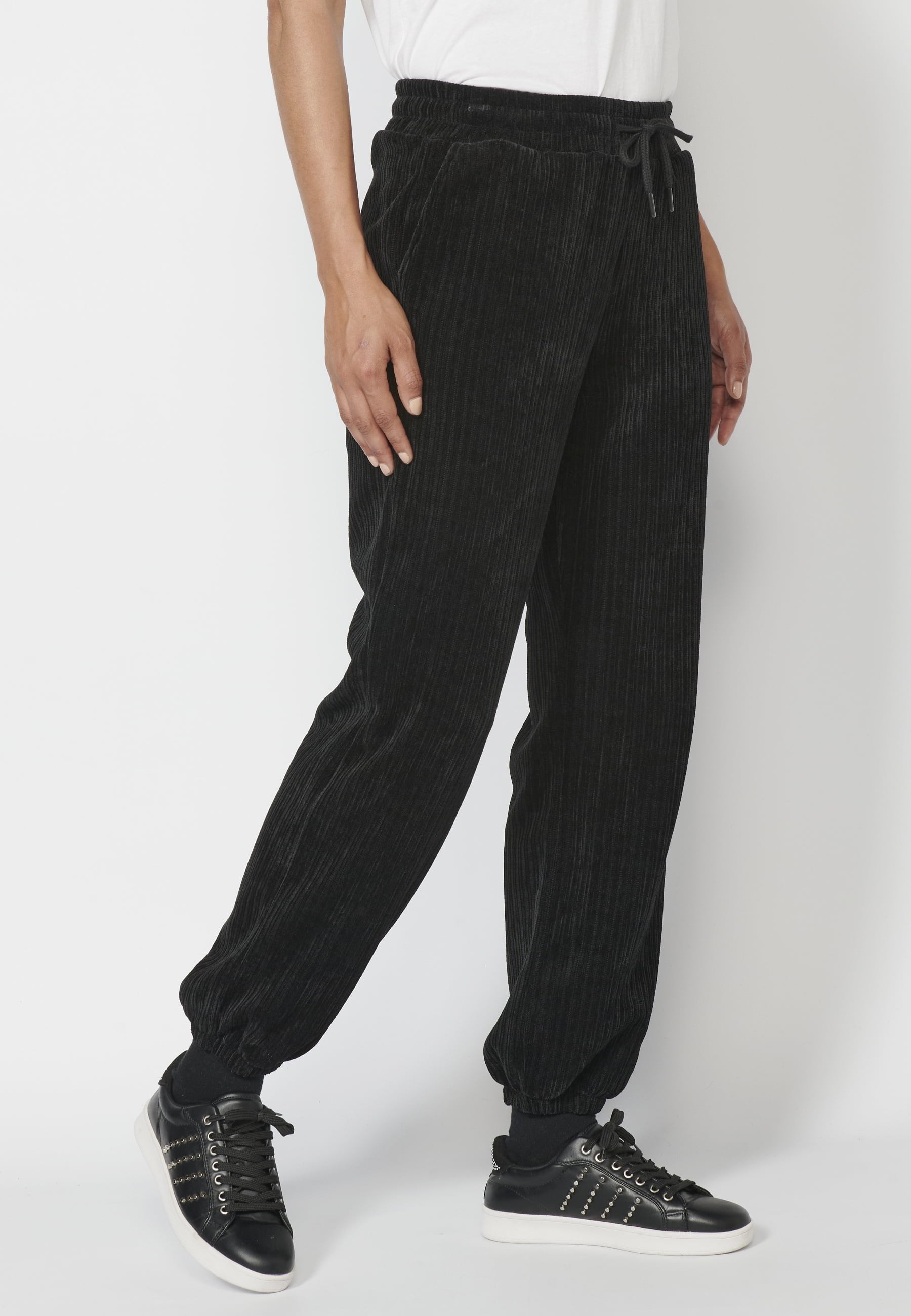 Pantalón largo straigth acabado en goma y ajustable en cintura con cordón color negro para mujer | Moda Actual