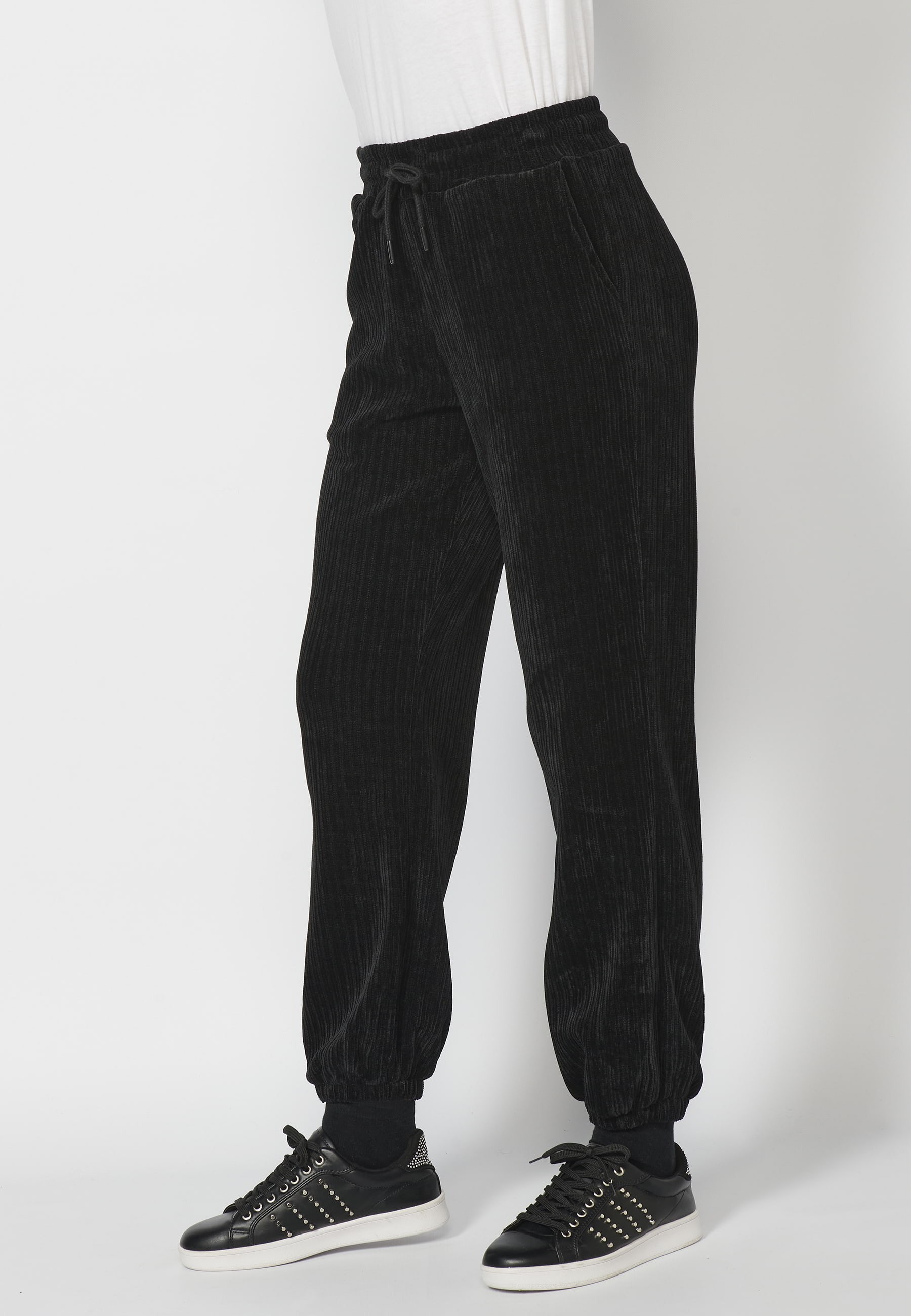 Pantalón largo straigth acabado en goma y ajustable en cintura con cordón color negro para mujer | Moda Actual