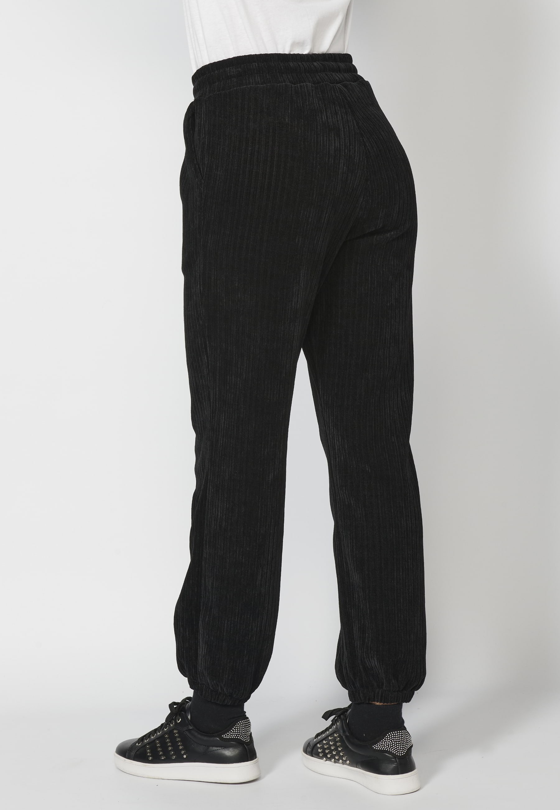 Pantalón largo straigth acabado en goma y ajustable en cintura con cordón color negro para mujer | Moda Actual