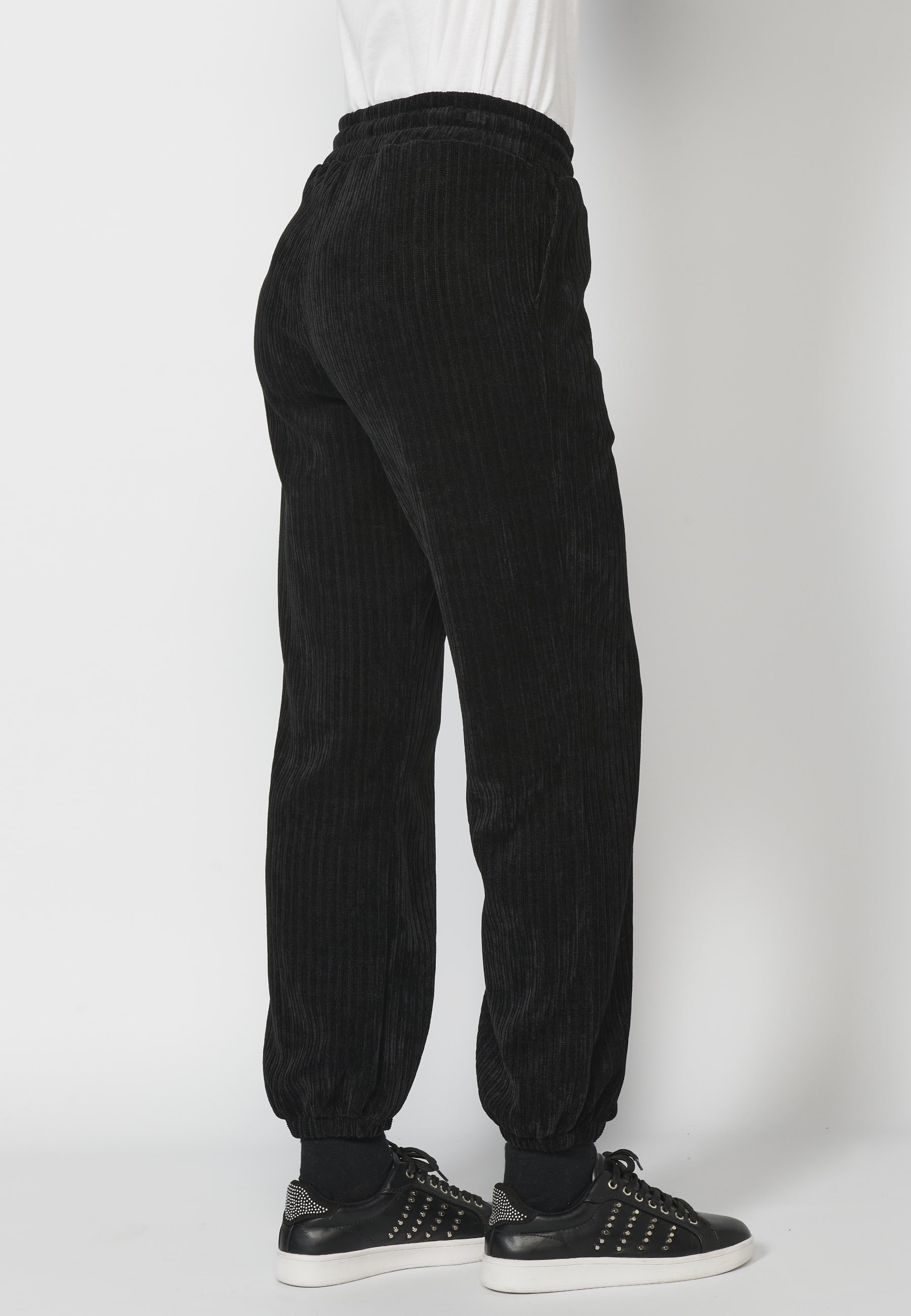 Pantalón largo straigth acabado en goma y ajustable en cintura con cordón color negro para mujer | Moda Actual