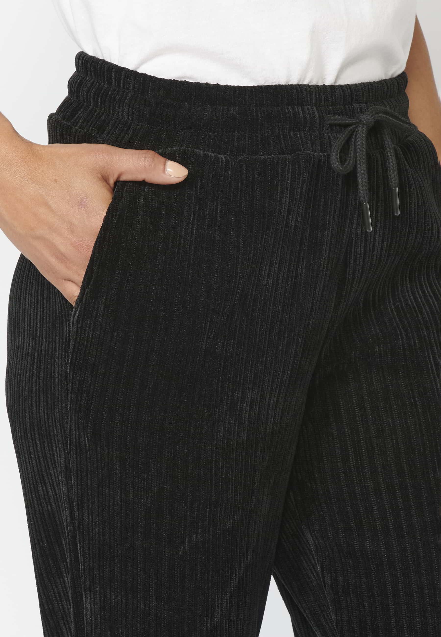 Pantalón largo straigth acabado en goma y ajustable en cintura con cordón color negro para mujer | Moda Actual