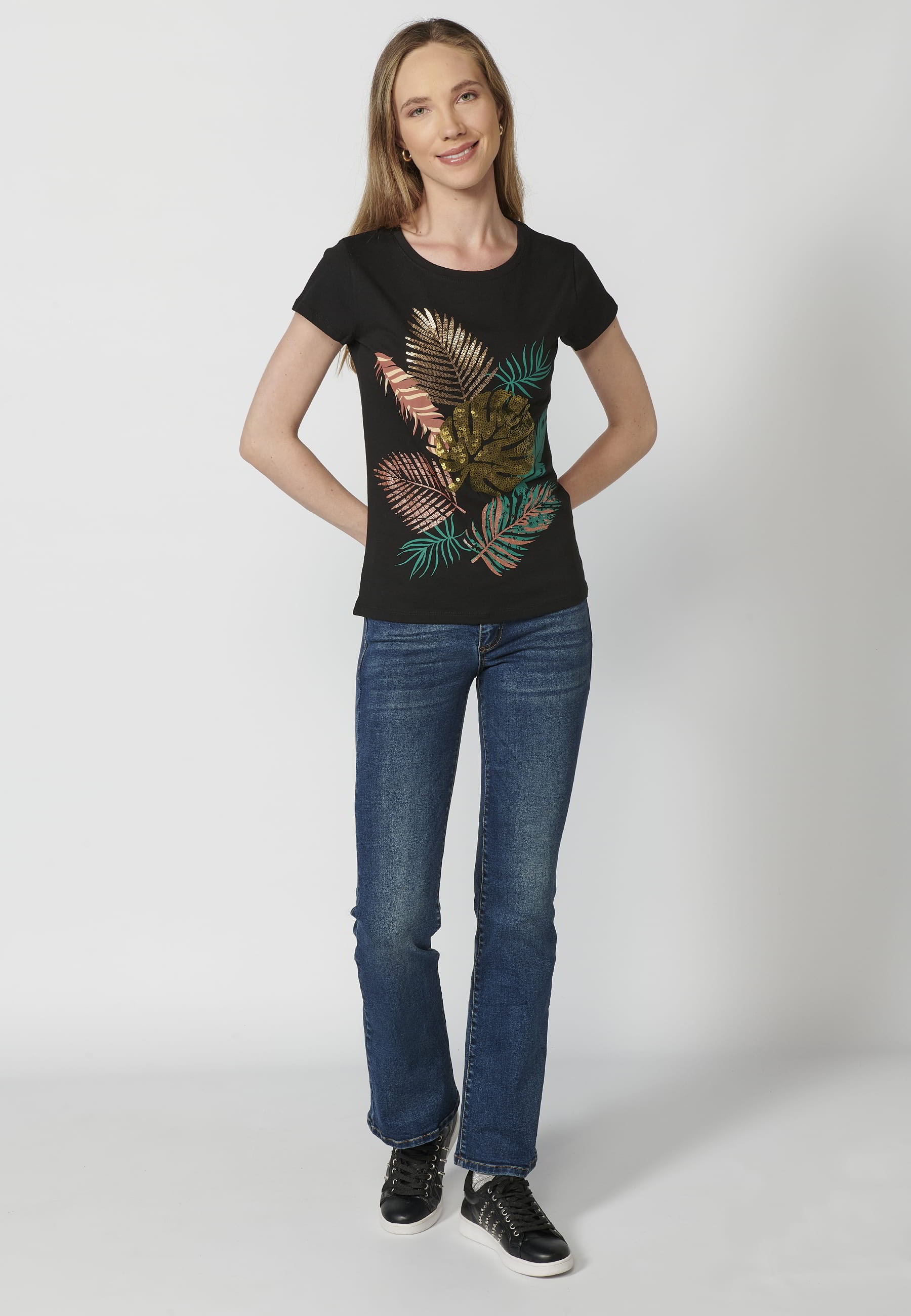 Camiseta de manga corta de algodón cuello redondo estampado frontal hojas color negro para mujer 3