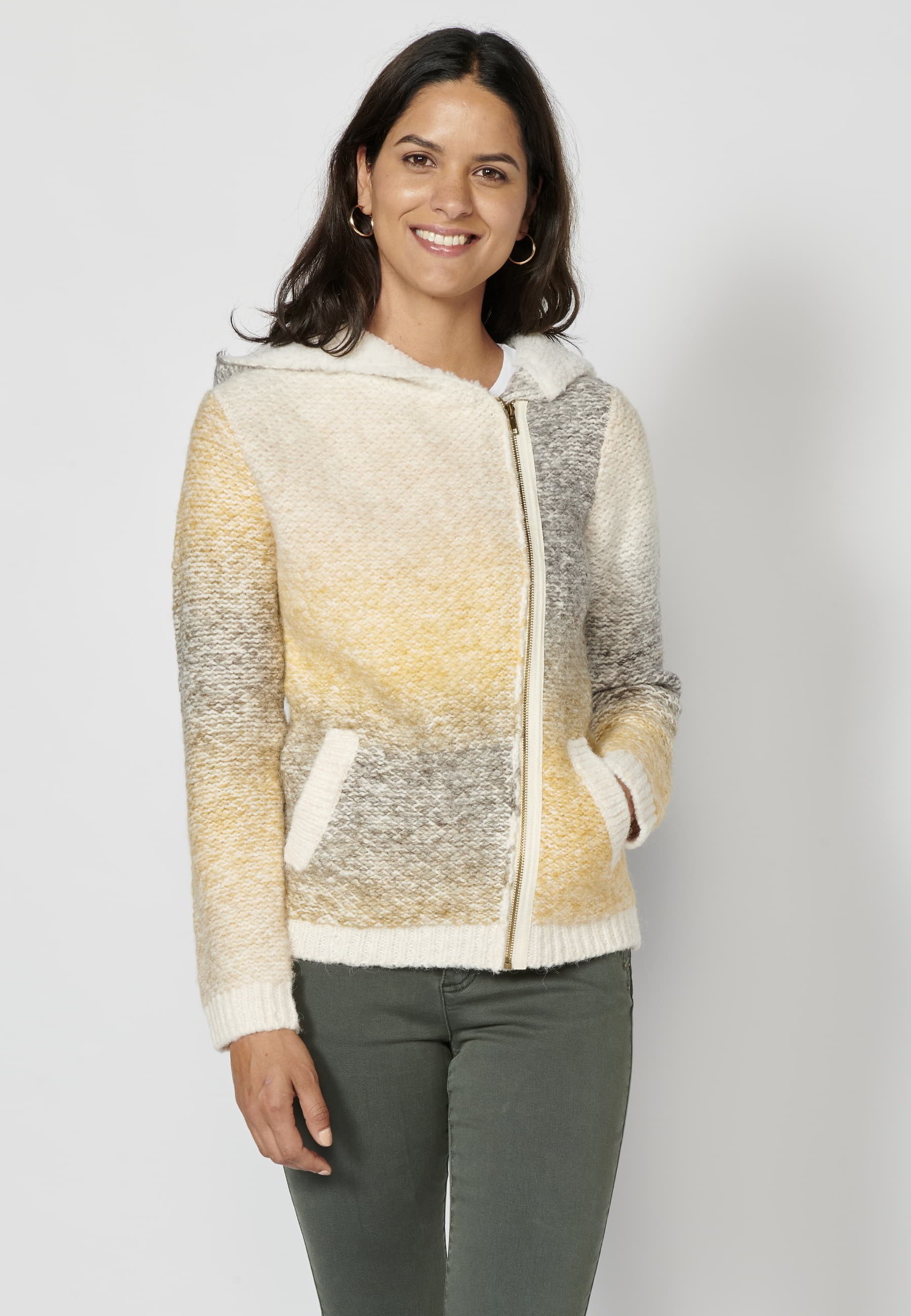 Chaqueta tricot de manga larga con cierre con cremallera y capucha color crudo para mujer | Moda Actual