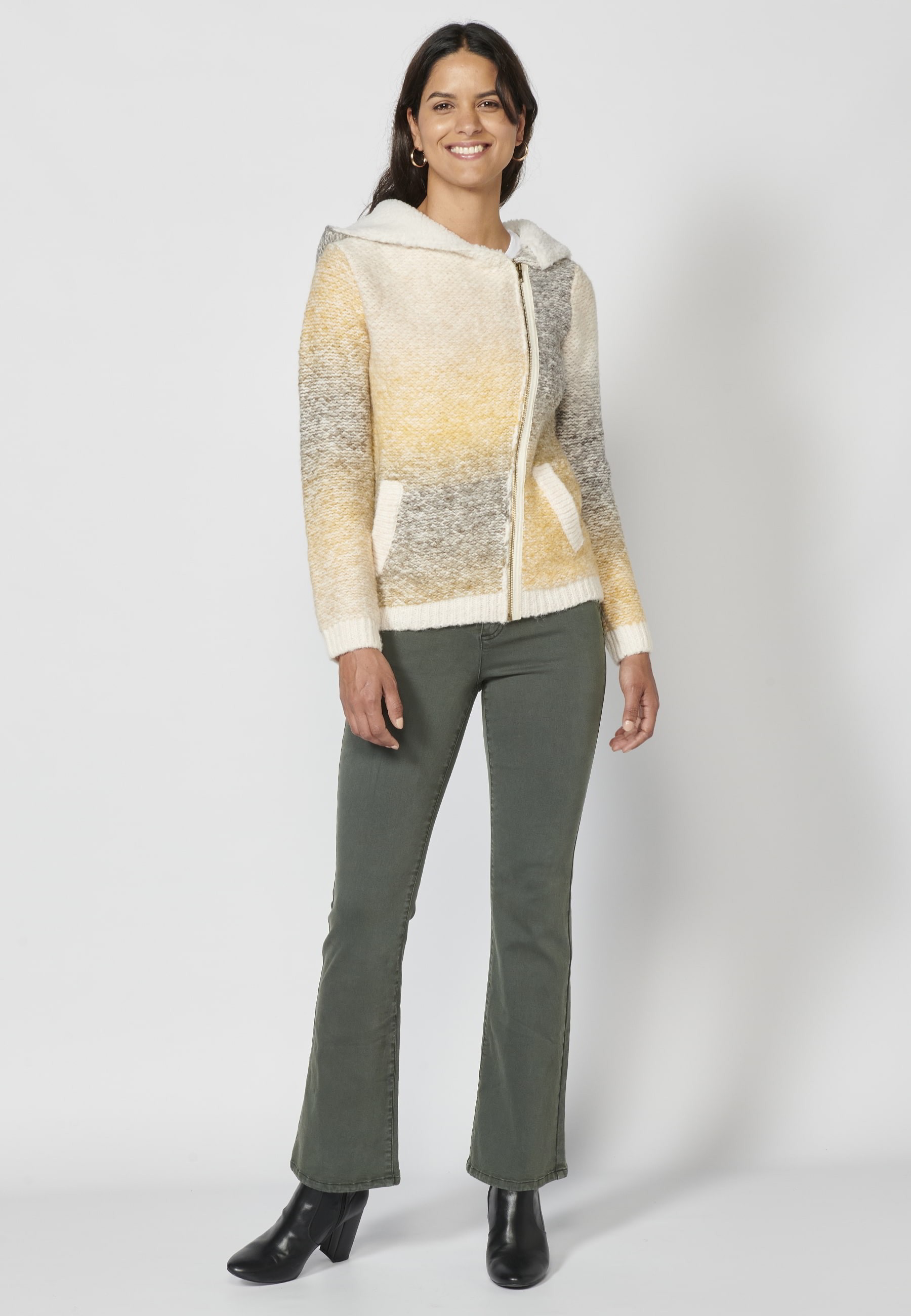 Chaqueta tricot de manga larga con cierre con cremallera y capucha color crudo para mujer | Moda Actual