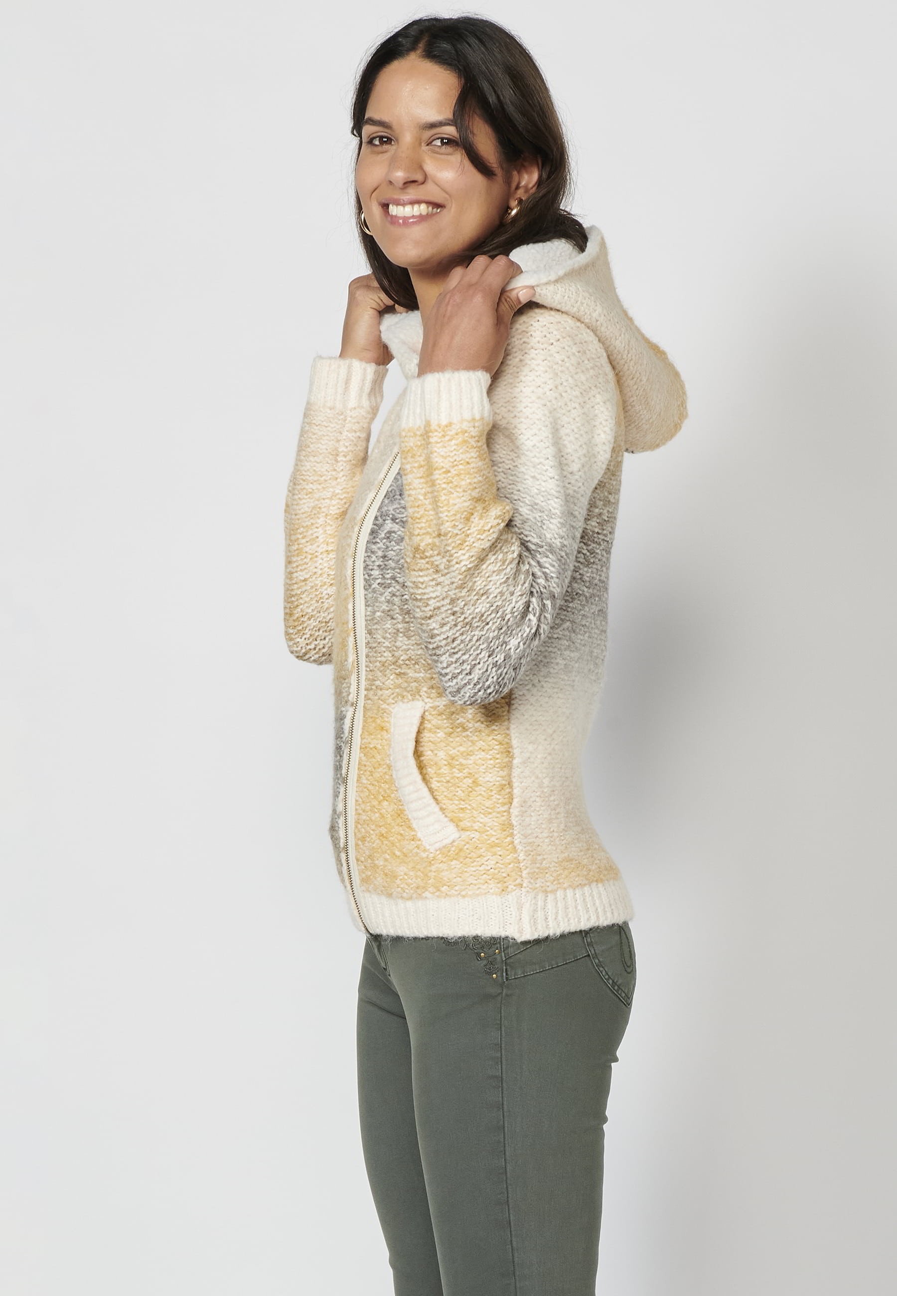 Chaqueta tricot de manga larga con cierre con cremallera y capucha color crudo para mujer | Moda Actual