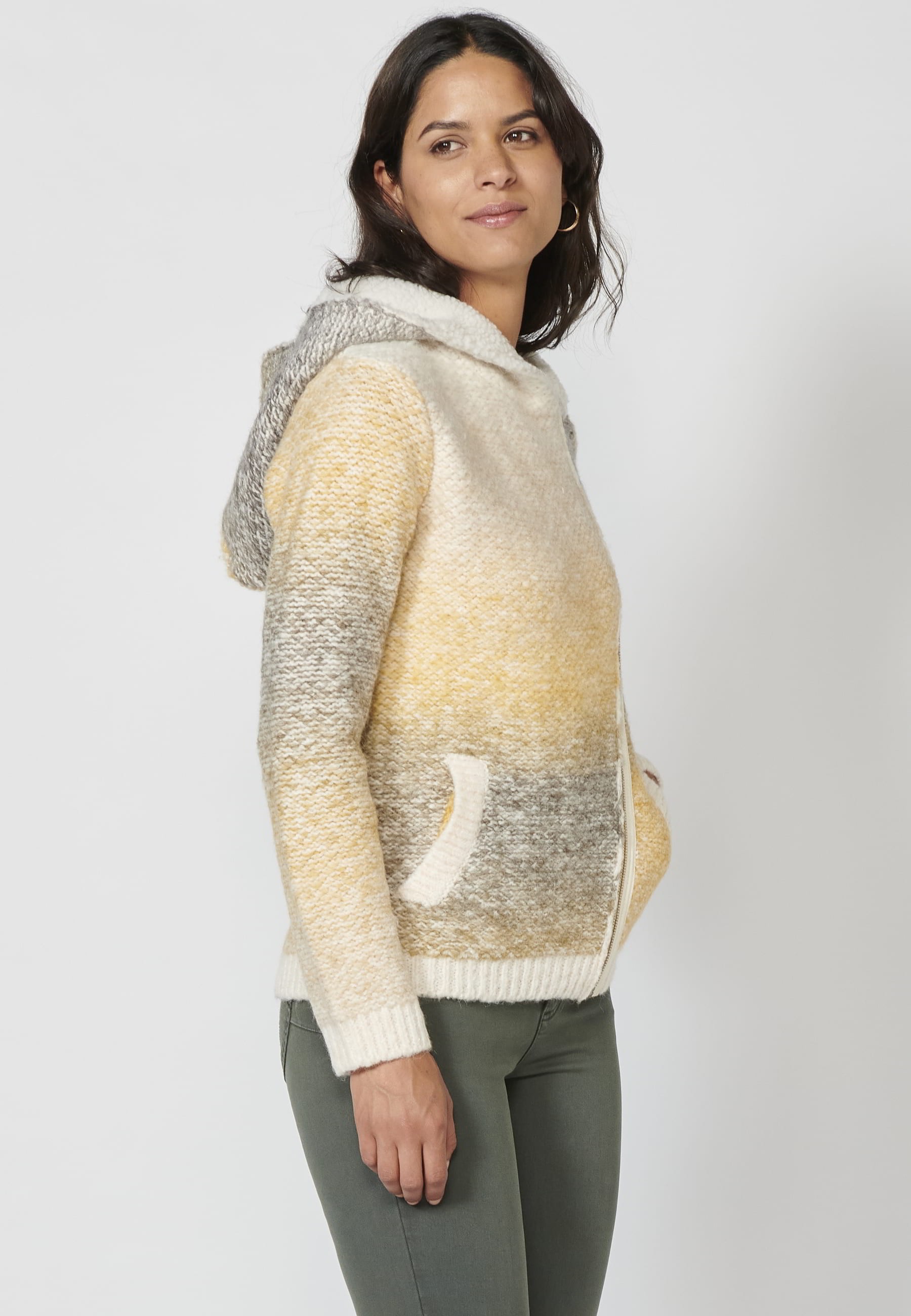 Chaqueta tricot de manga larga con cierre con cremallera y capucha color crudo para mujer | Moda Actual