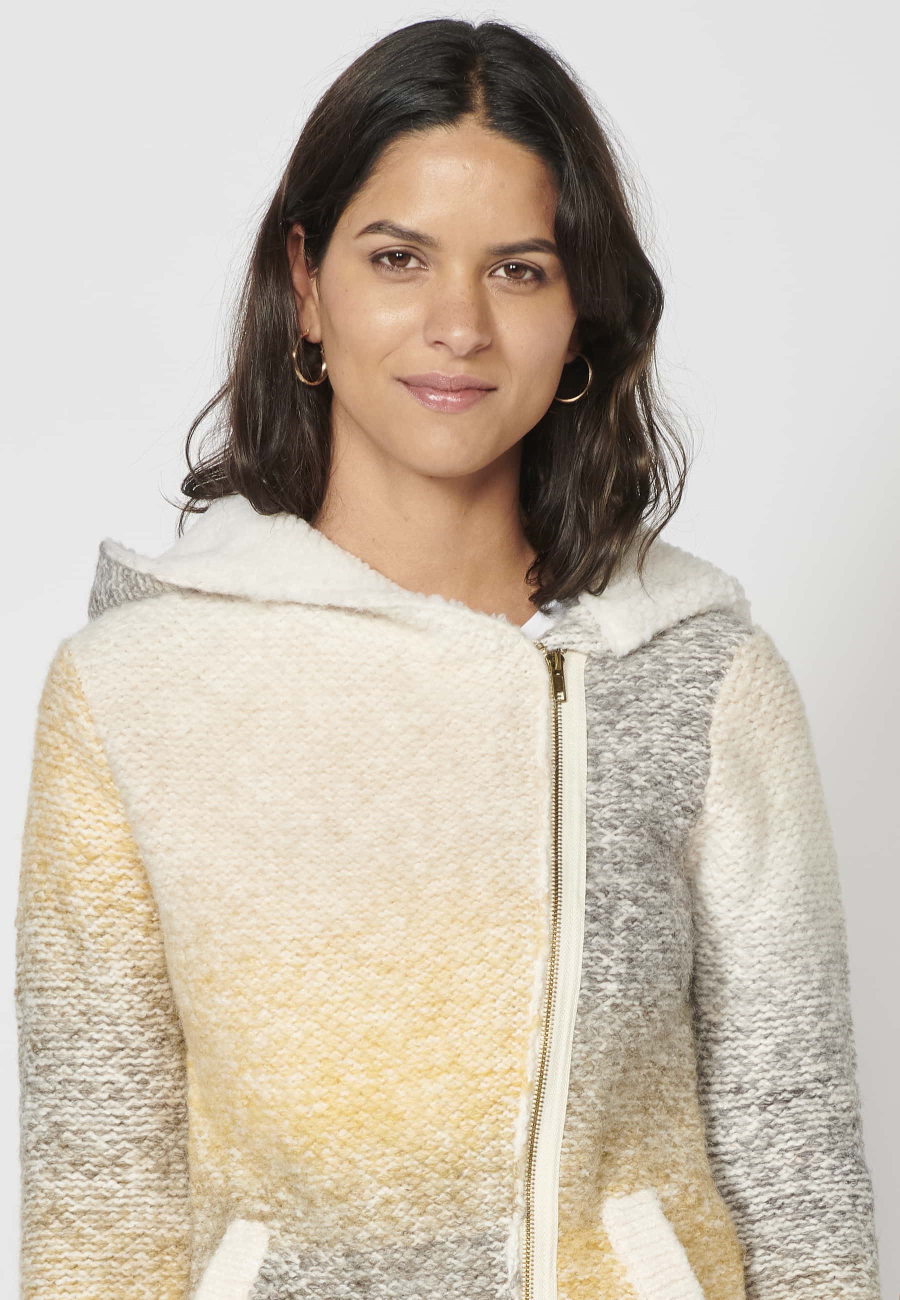 Chaqueta tricot de manga larga con cierre con cremallera y capucha color crudo para mujer | Moda Actual