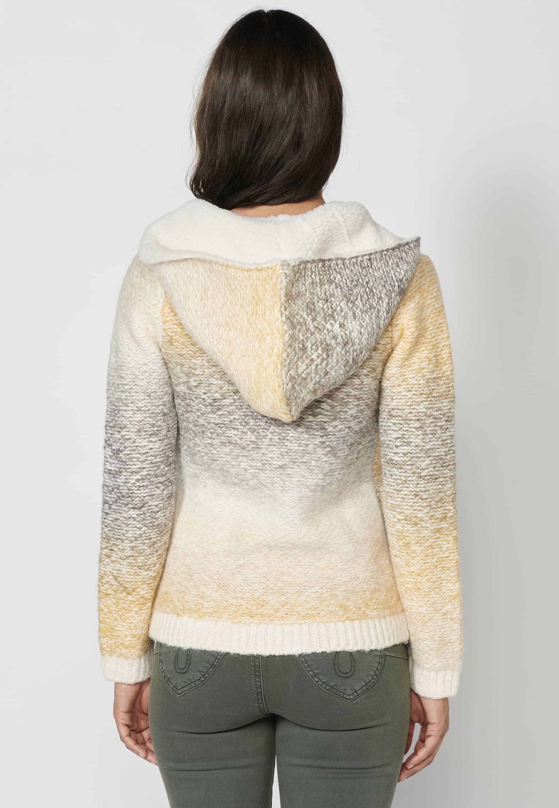 Chaqueta tricot de manga larga con cierre con cremallera y capucha color crudo para mujer | Moda Actual