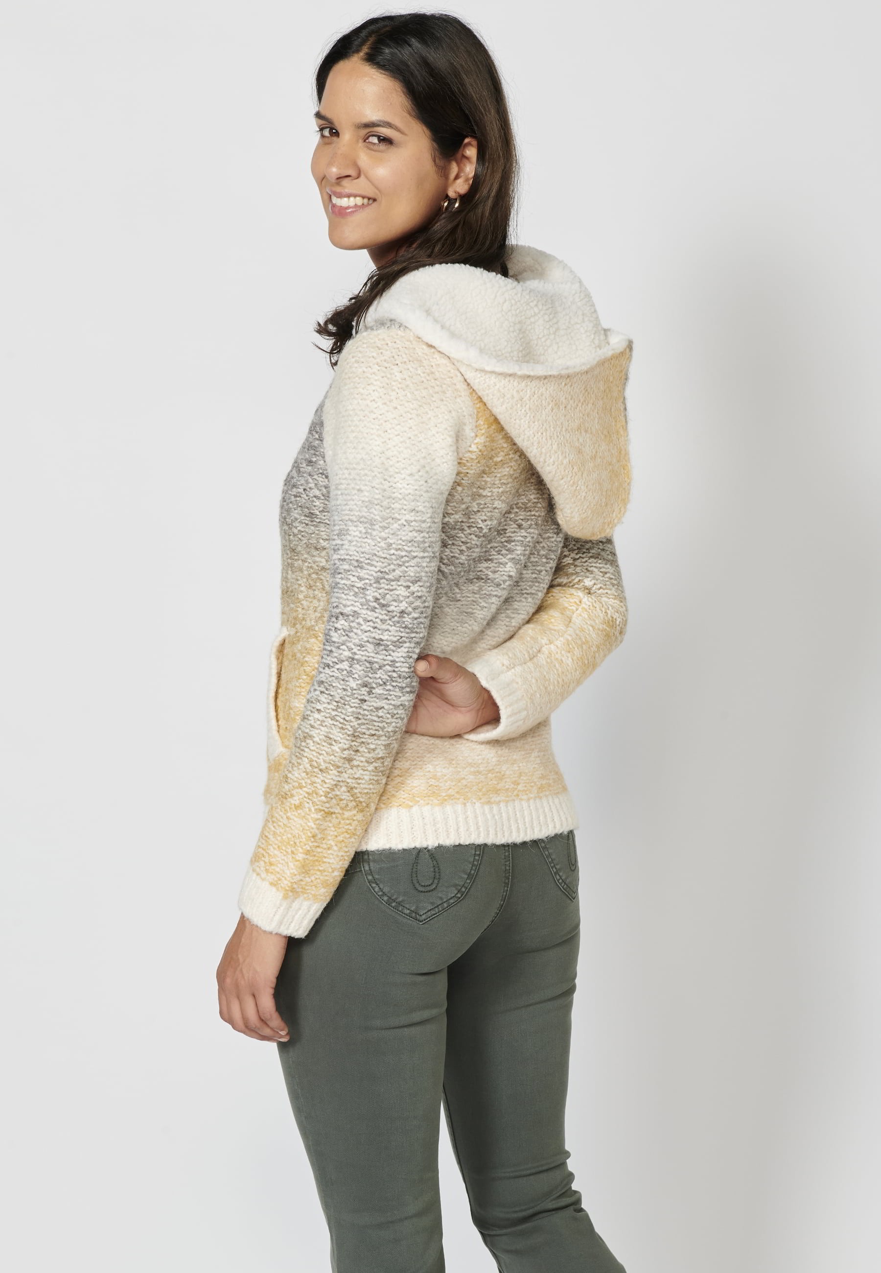 Chaqueta tricot de manga larga con cierre con cremallera y capucha color crudo para mujer | Moda Actual