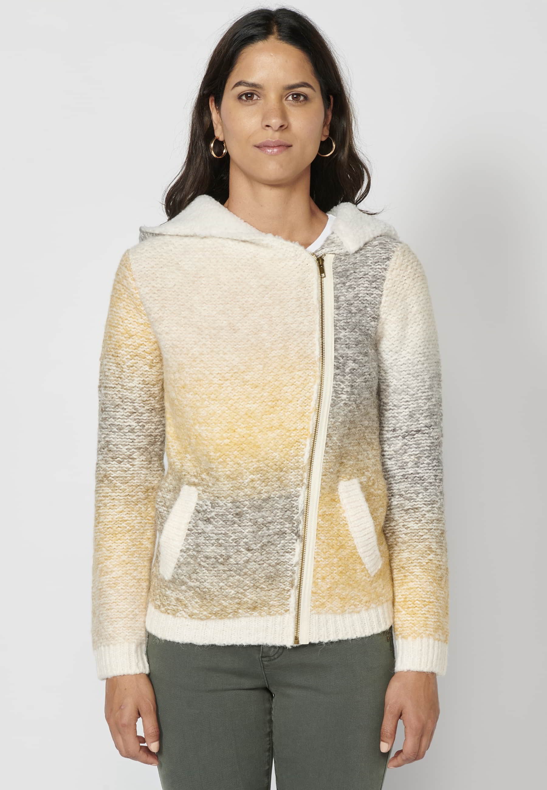 Chaqueta tricot de manga larga con cierre con cremallera y capucha color crudo para mujer | Moda Actual