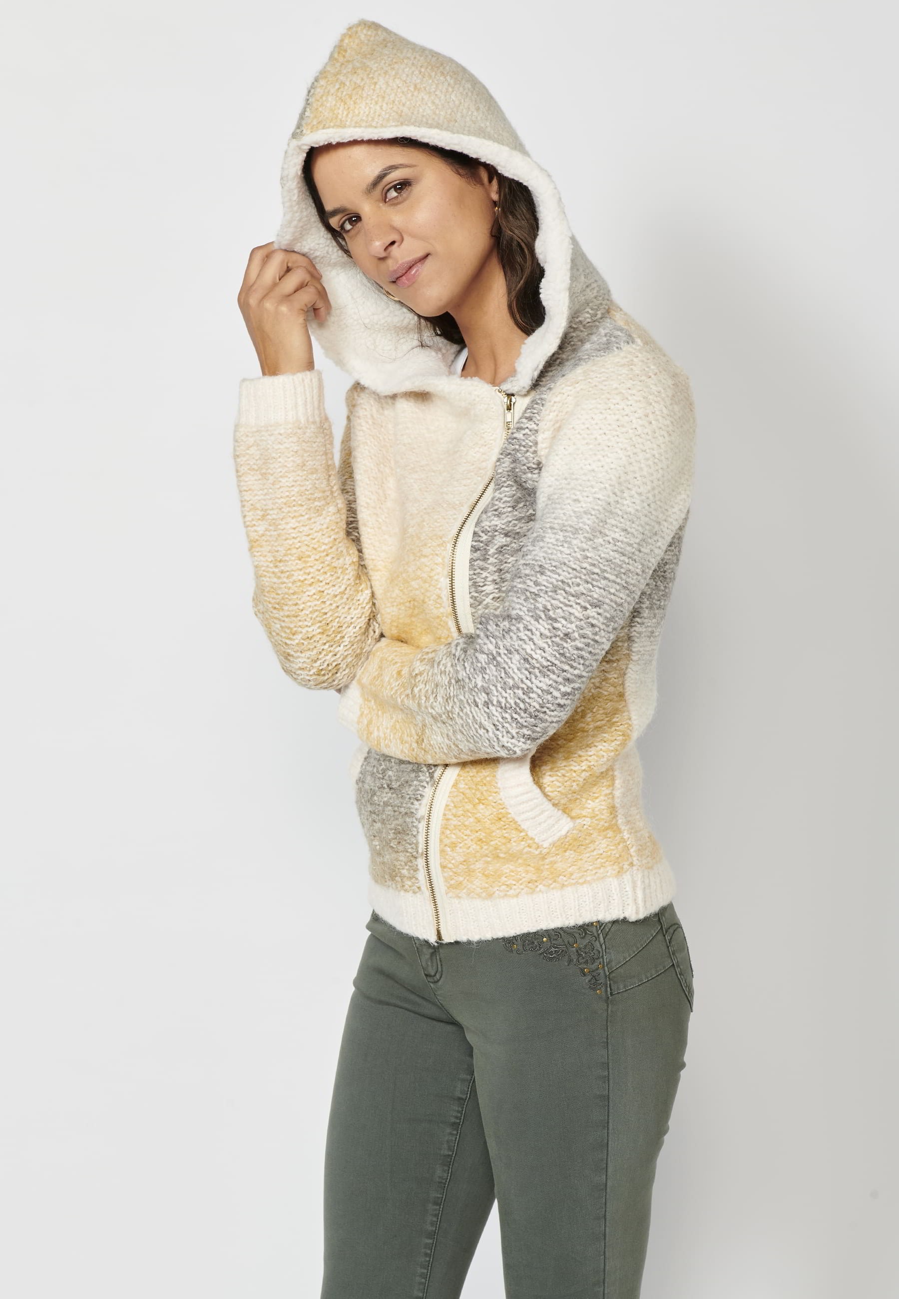 Chaqueta tricot de manga larga con cierre con cremallera y capucha color crudo para mujer | Moda Actual