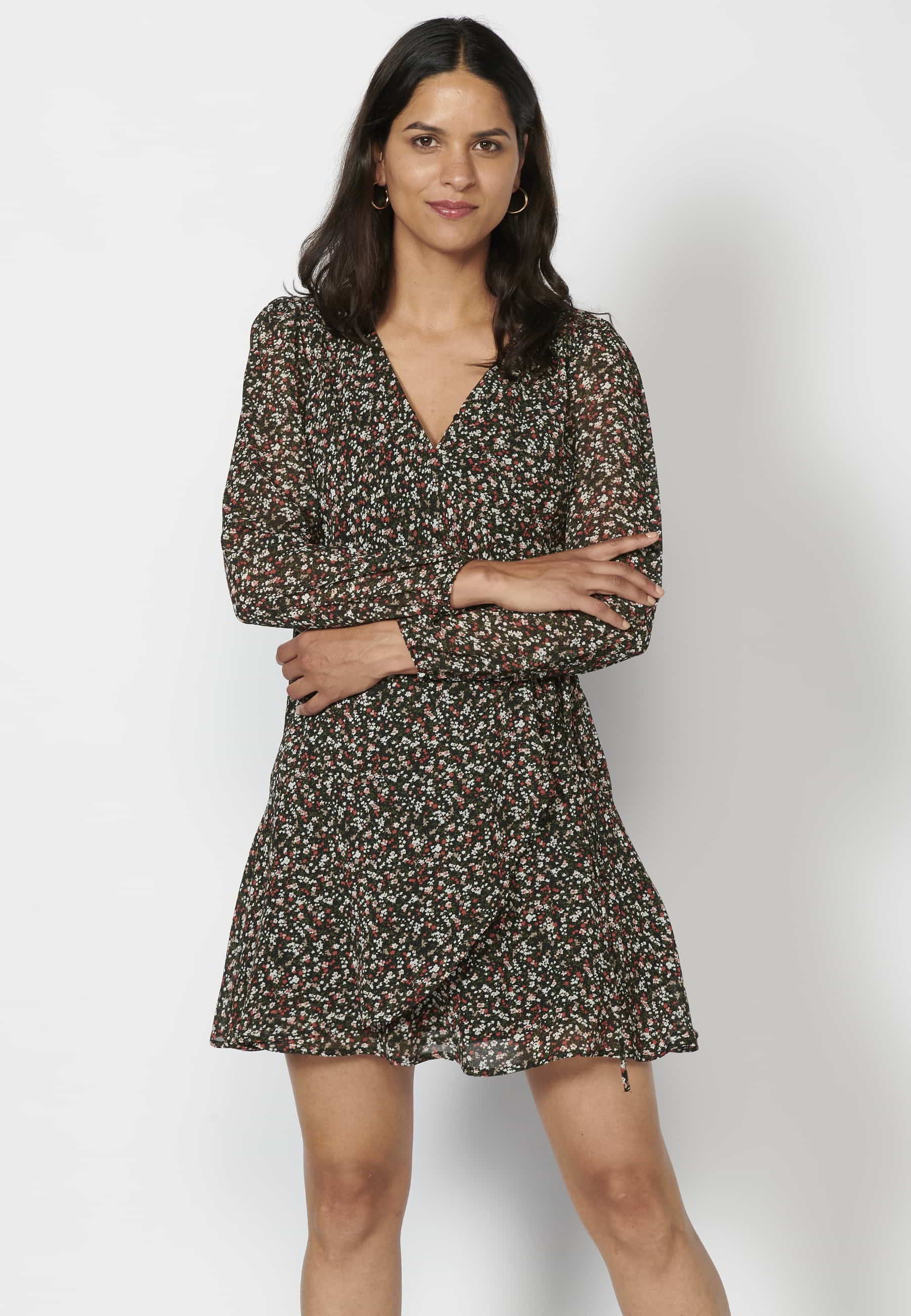 Vestido corto de manga larga de escote cruzado con estampado floral color multicolor para mujer | Moda Actual