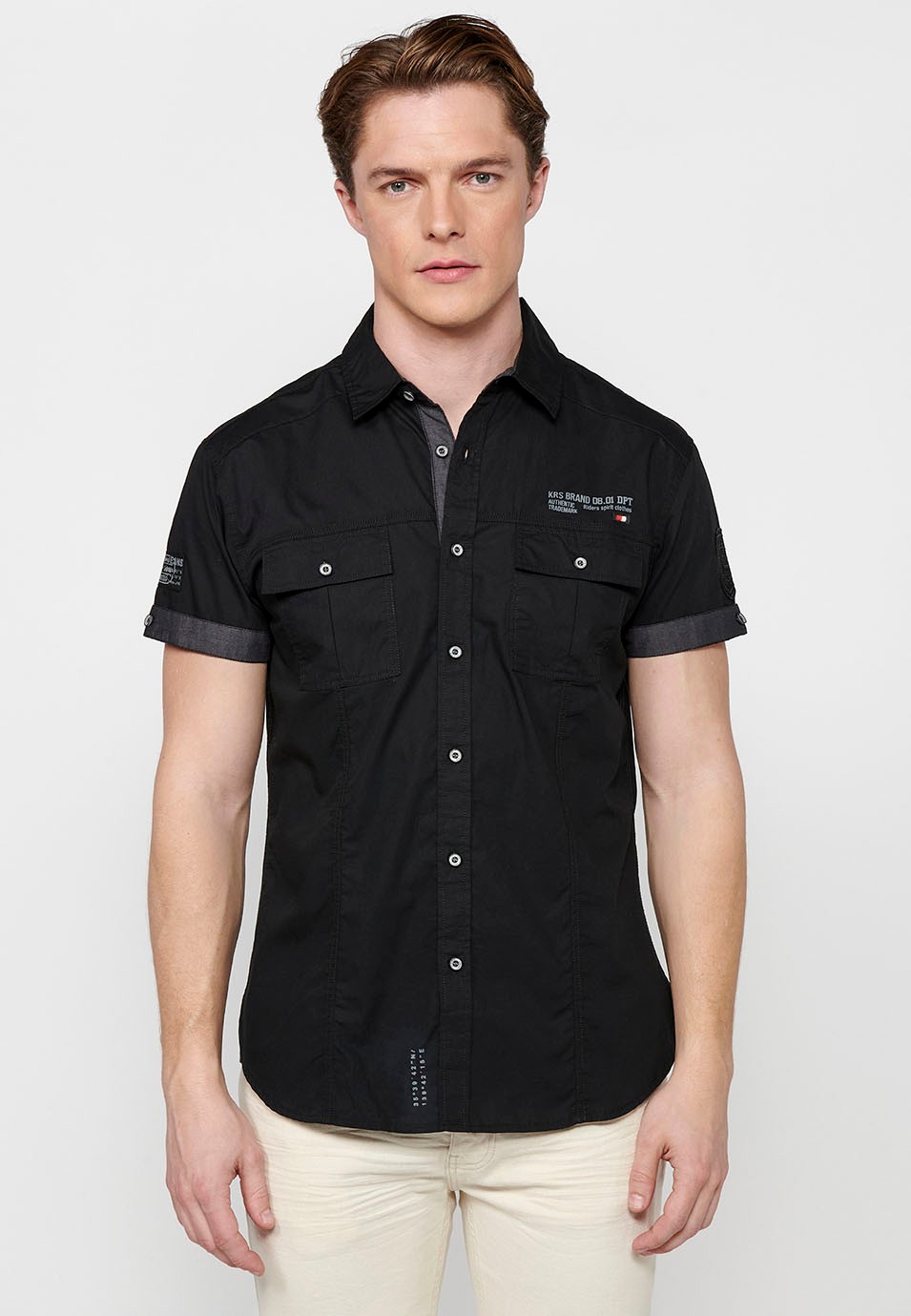 Kurzärmliges Baumwollhemd mit Knopfverschluss vorne und Pattentaschen vorne in der Farbe schwarz für Herren