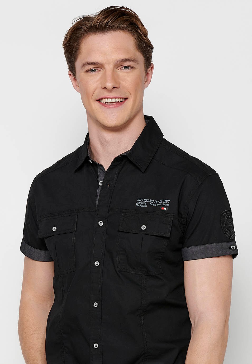 Kurzärmliges Baumwollhemd mit Knopfverschluss vorne und Pattentaschen vorne in der Farbe schwarz für Herren