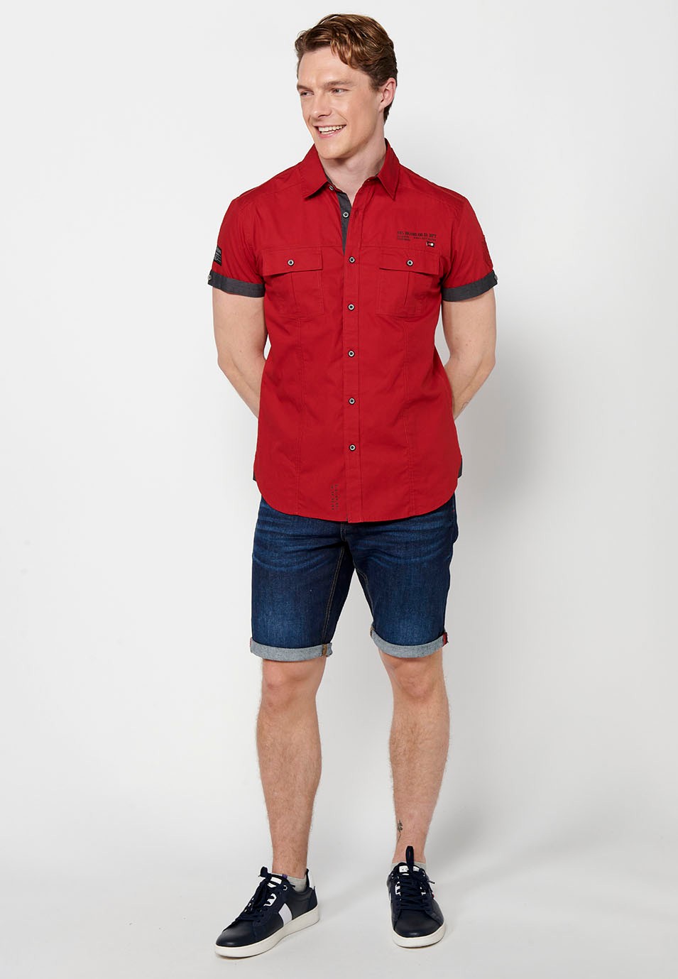 Kurzärmliges Baumwollhemd mit Knopfverschluss vorne und Pattentaschen vorne in der Farbe rot für Herren