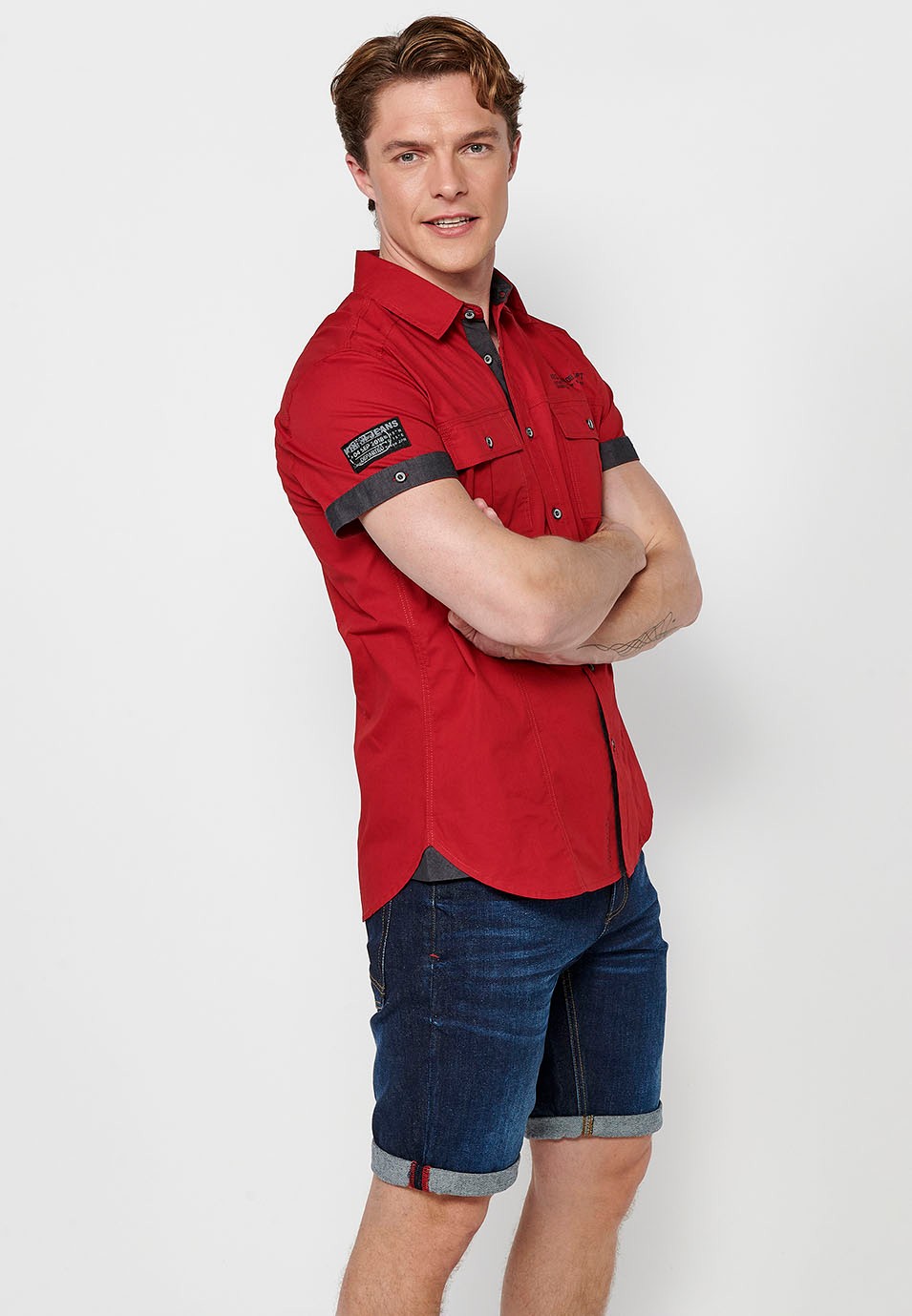 Chemise en coton à manches courtes avec fermeture boutonnée sur le devant et poches à rabat avant de couleur rouge pour homme